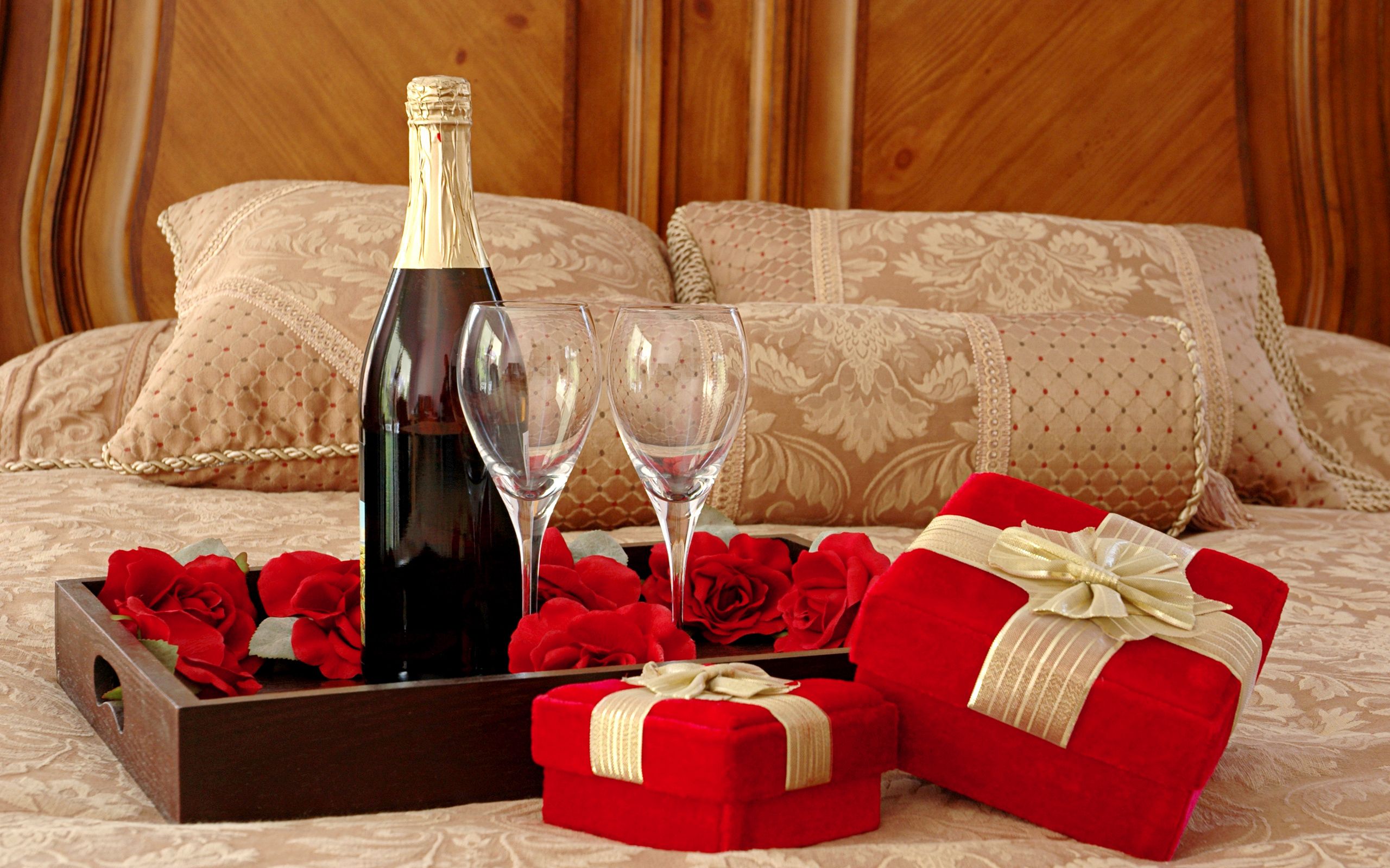 Champagne, rose rosse e regali, 2560x1600 2K, MacBook Pro