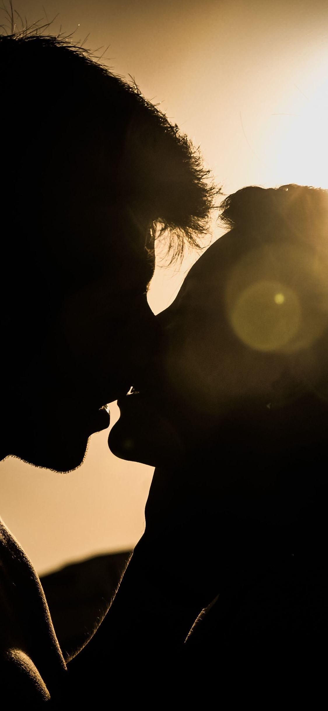 Silhouette coppia bacio tramonto, 1125x2436 Verticale, Mobile
