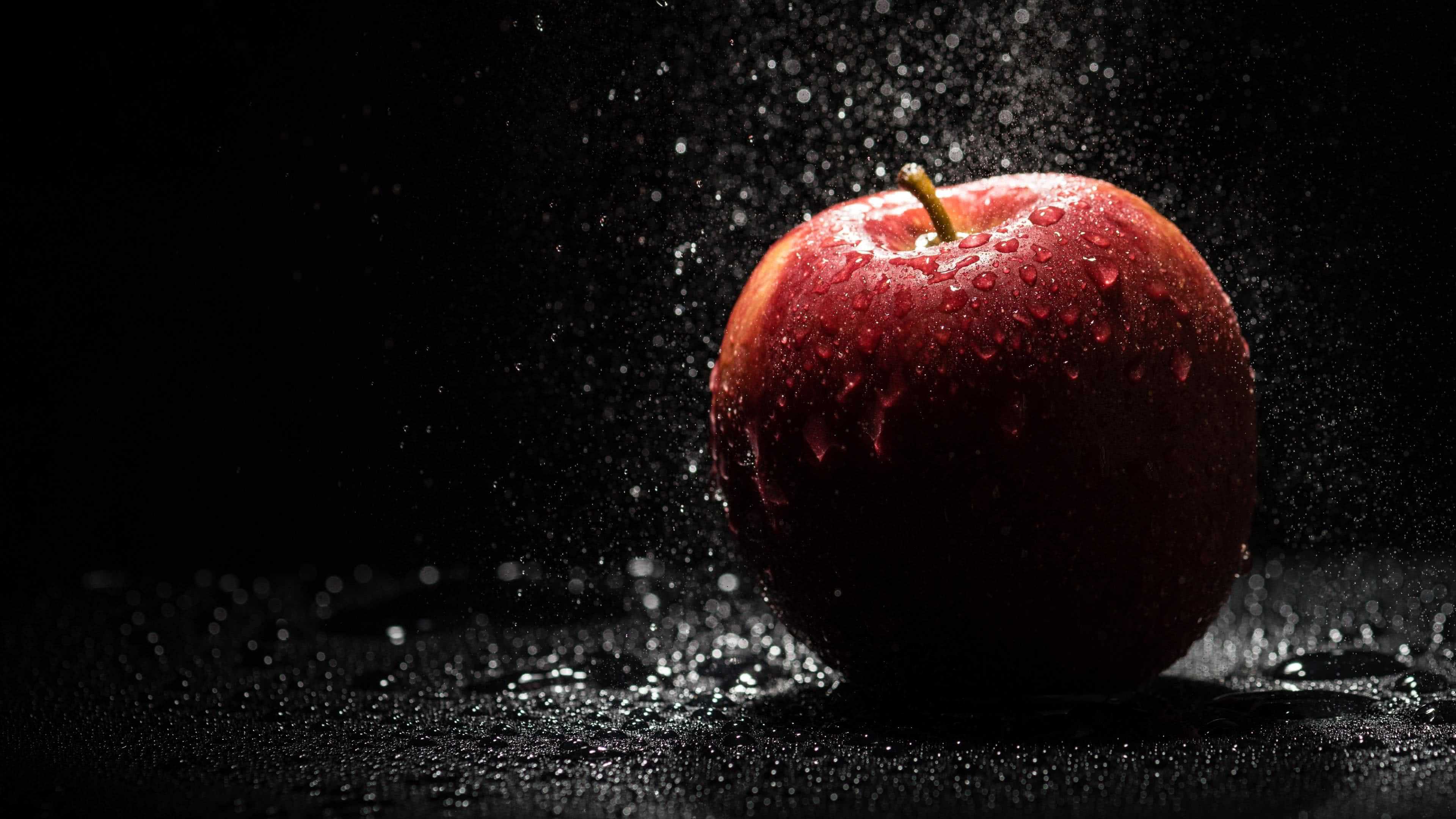 Mela rossa con gocce d'acqua, 3840x2160 UHD, PC 4K