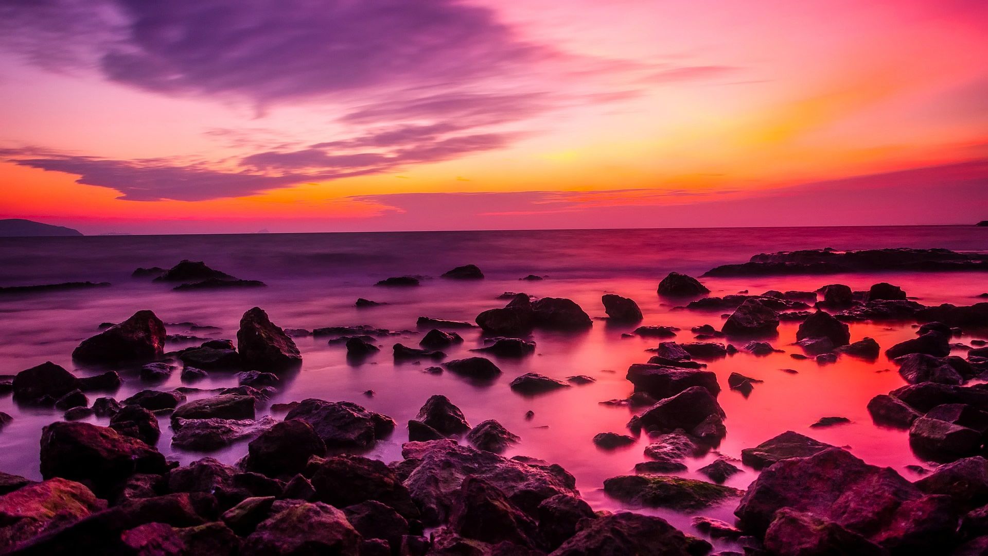 Tramonto rosso su spiaggia rocciosa, 1920x1080 1080p, PC Desktop
