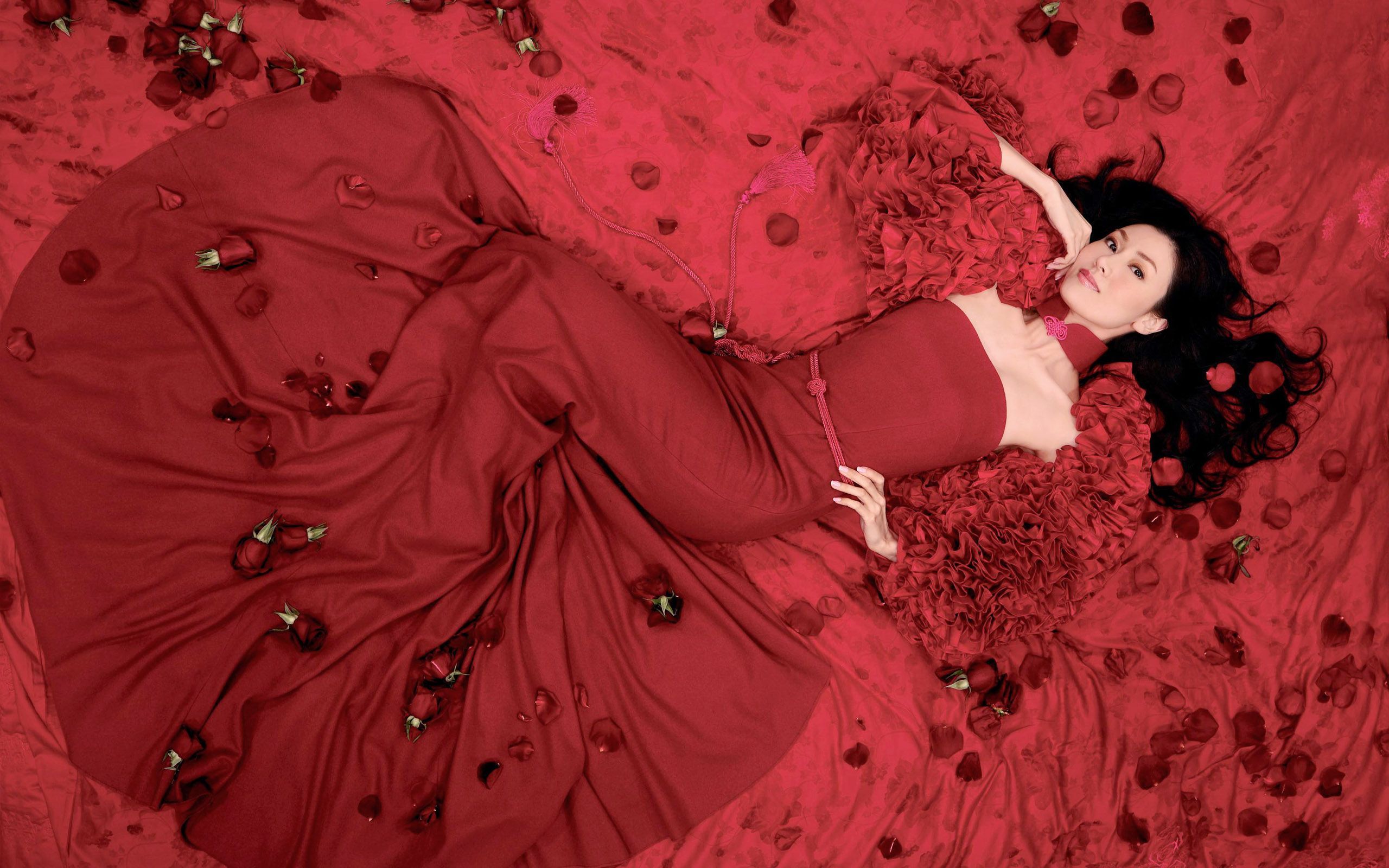 Donna con vestito rosso disteso, 2560x1600 2K, Laptop