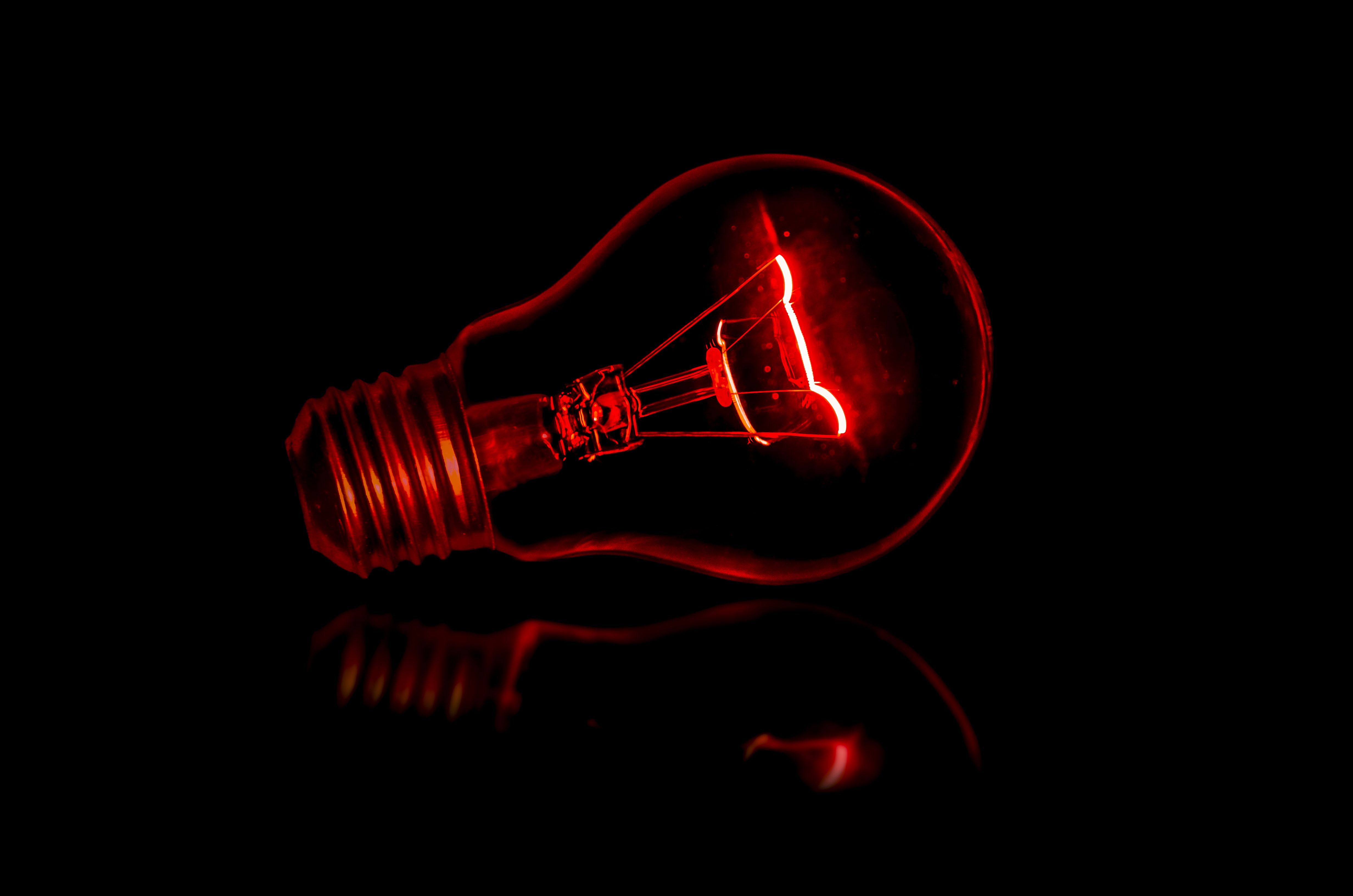 Lampadina rossa accesa buio, 4928x3264 UHD, PC 4K