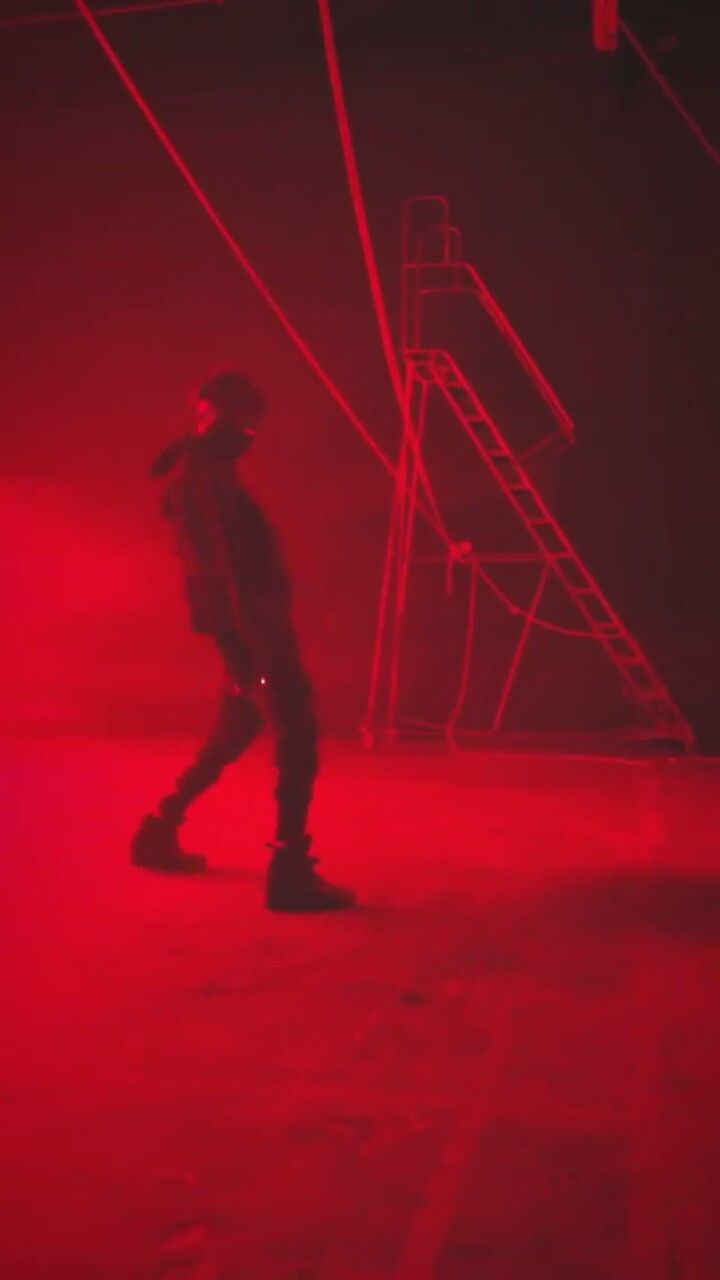 Silhouette uomo luce rossa, 720x1280 Verticale, Mobile