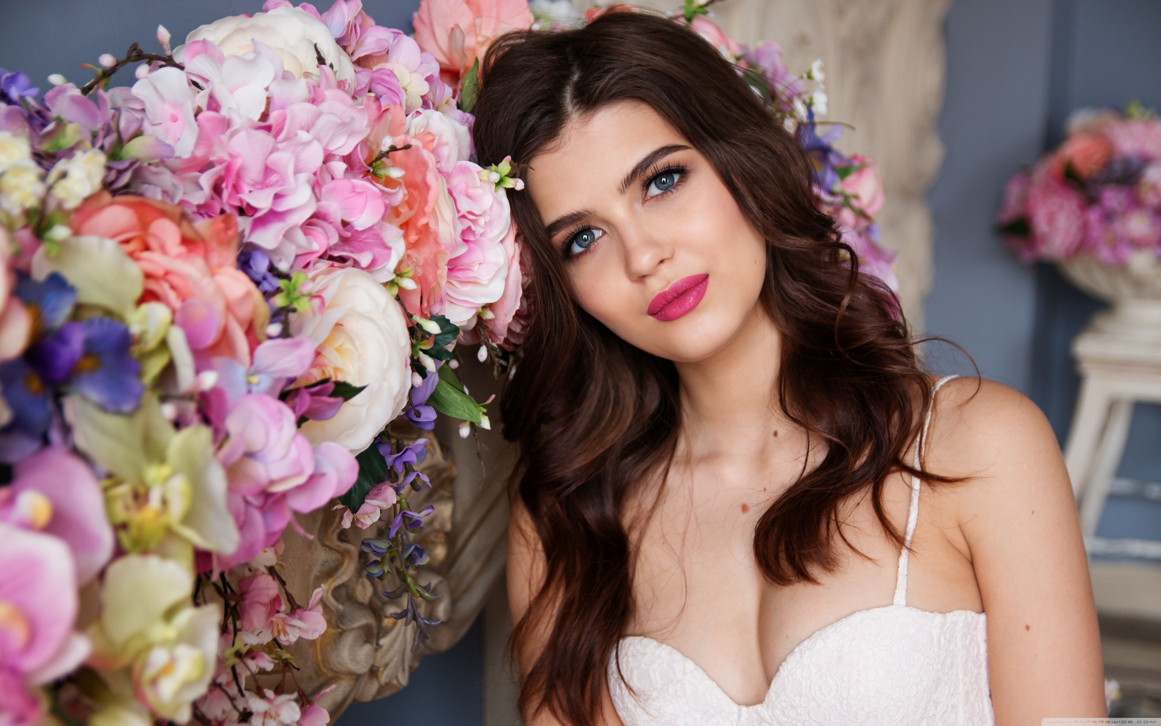 Ragazza russa con fiori colorati, 3840x2400 4K Ultra HD, Desktop