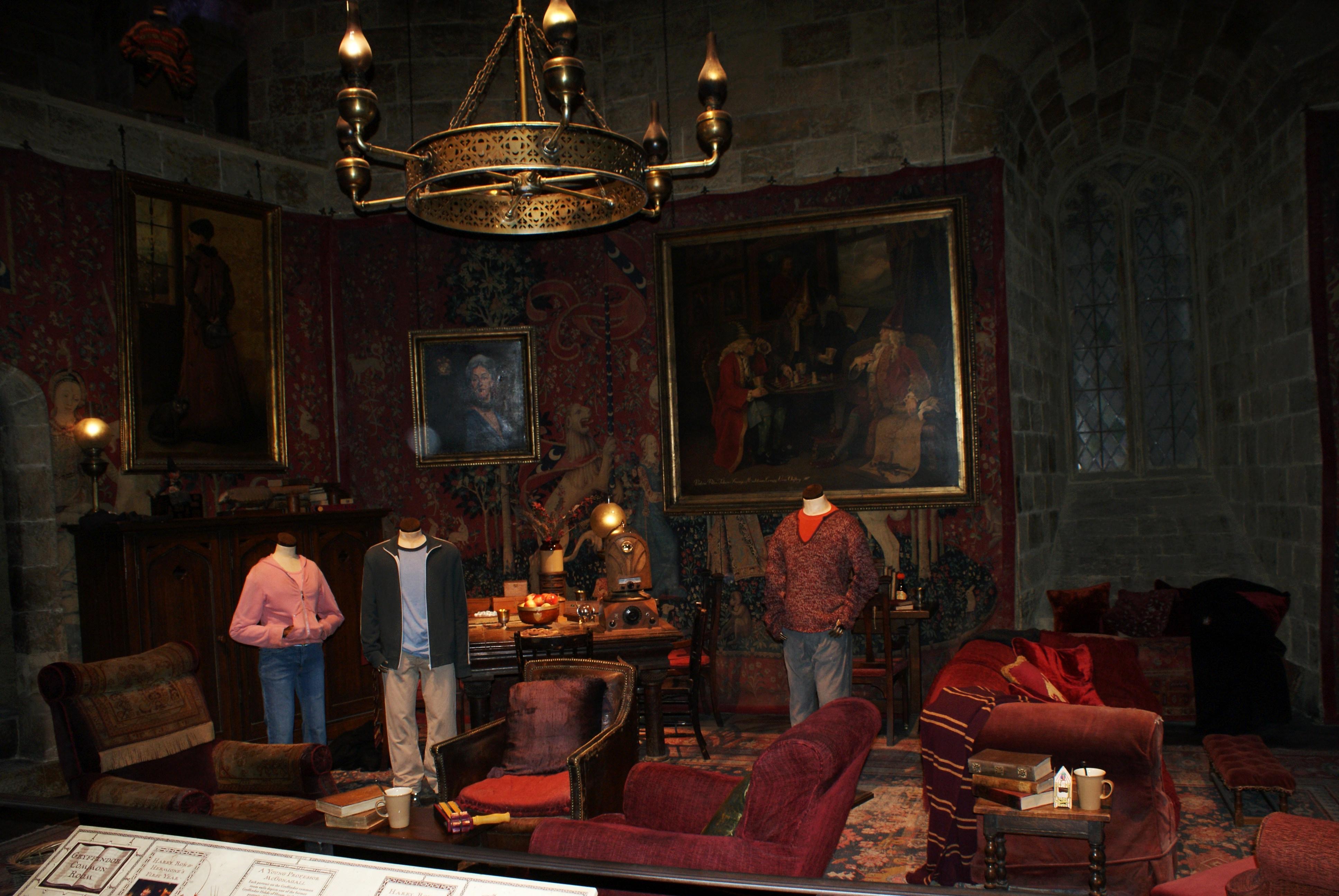 Stemma Hogwarts su legno, 2099x1312 Hi-Res, PC