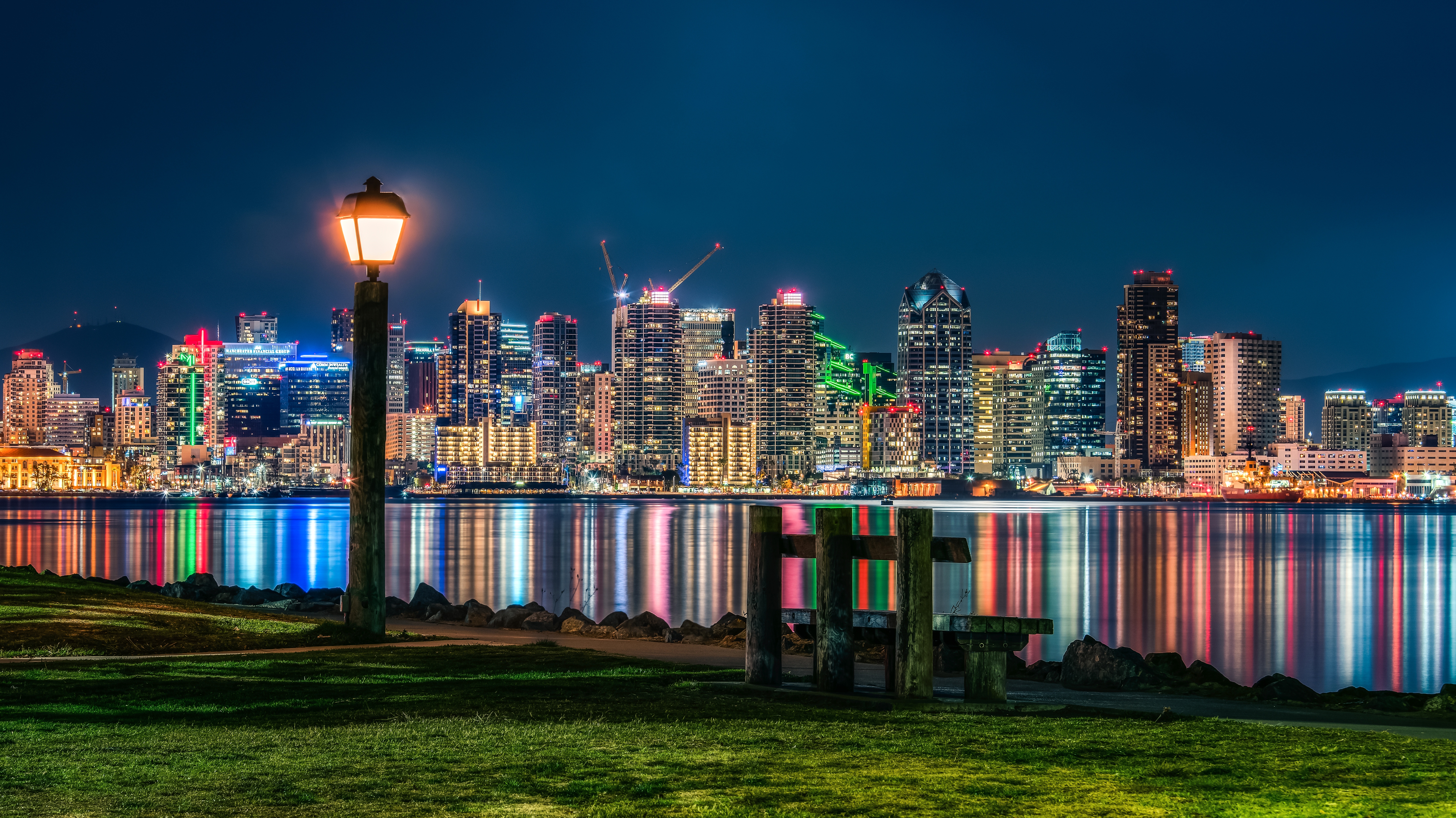 Skyline San Diego notturno con lampione, 5690x3200 UHD, PC 4K