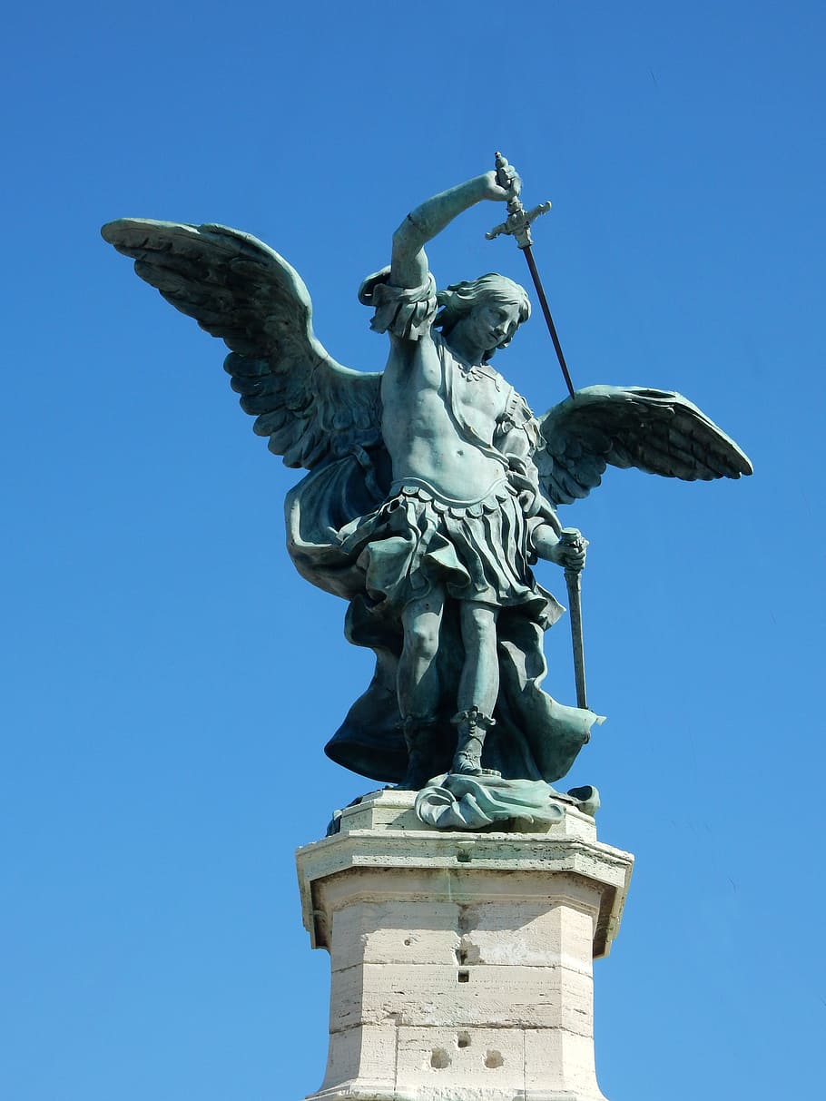 Statua Arcangelo Michele con spada, 910x1213 Full HD Verticale, Smartphone