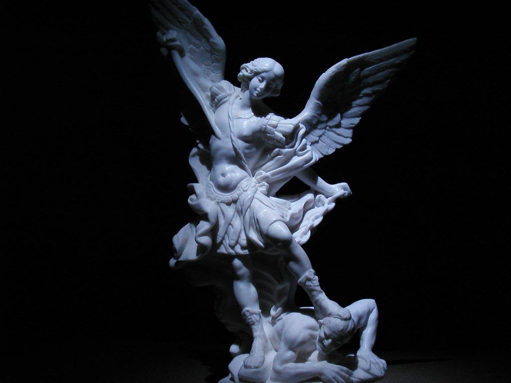 Statua San Michele Arcangelo, sfondo nero, 1024x768 HD, Laptop