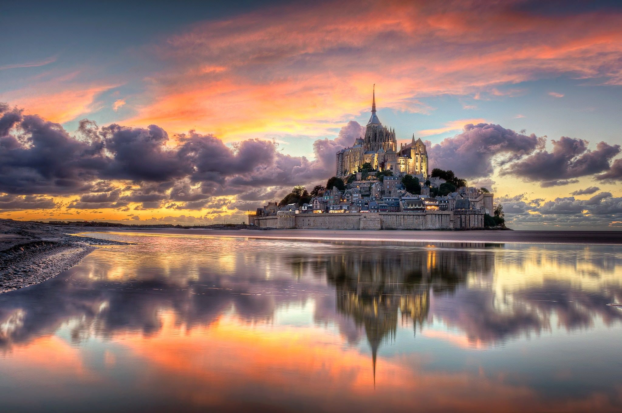 Mont Saint-Michel al tramonto, 2048x1361 alta risoluzione, Desktop