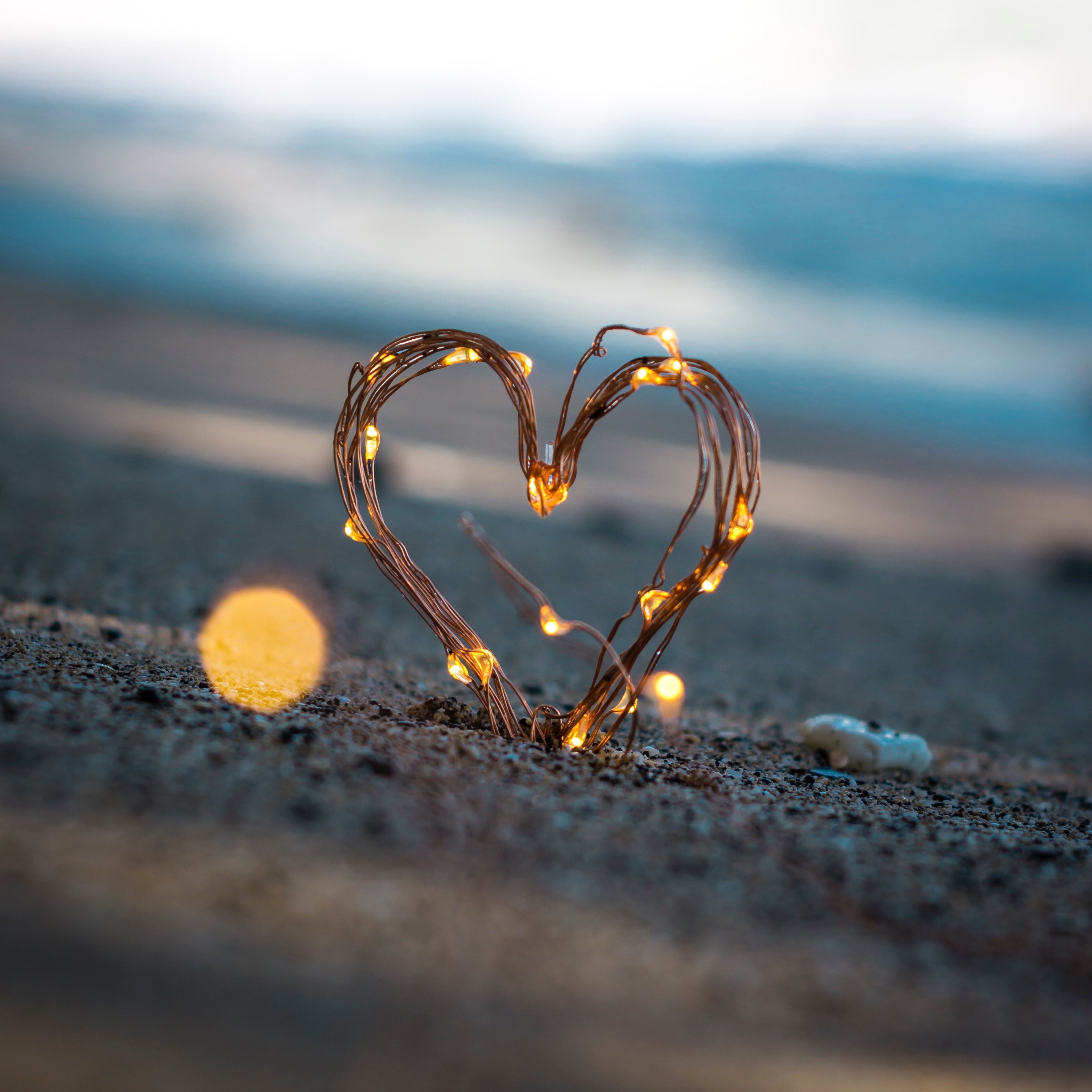 cuore di luci sulla spiaggia, 2688x2688 2K+, Desktop