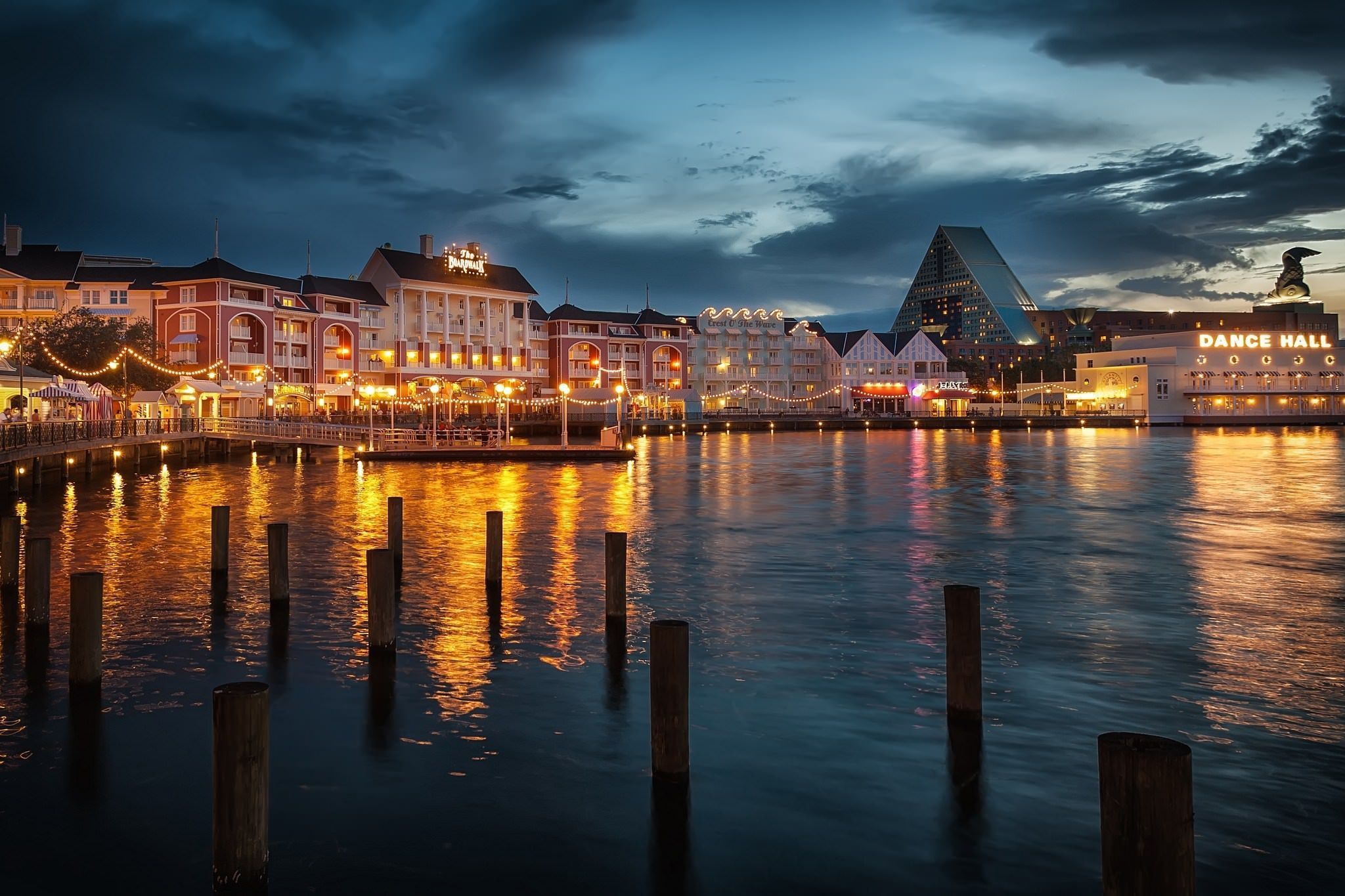 Lungomare illuminato di notte, 2048x1365 alta risoluzione, PC Desktop