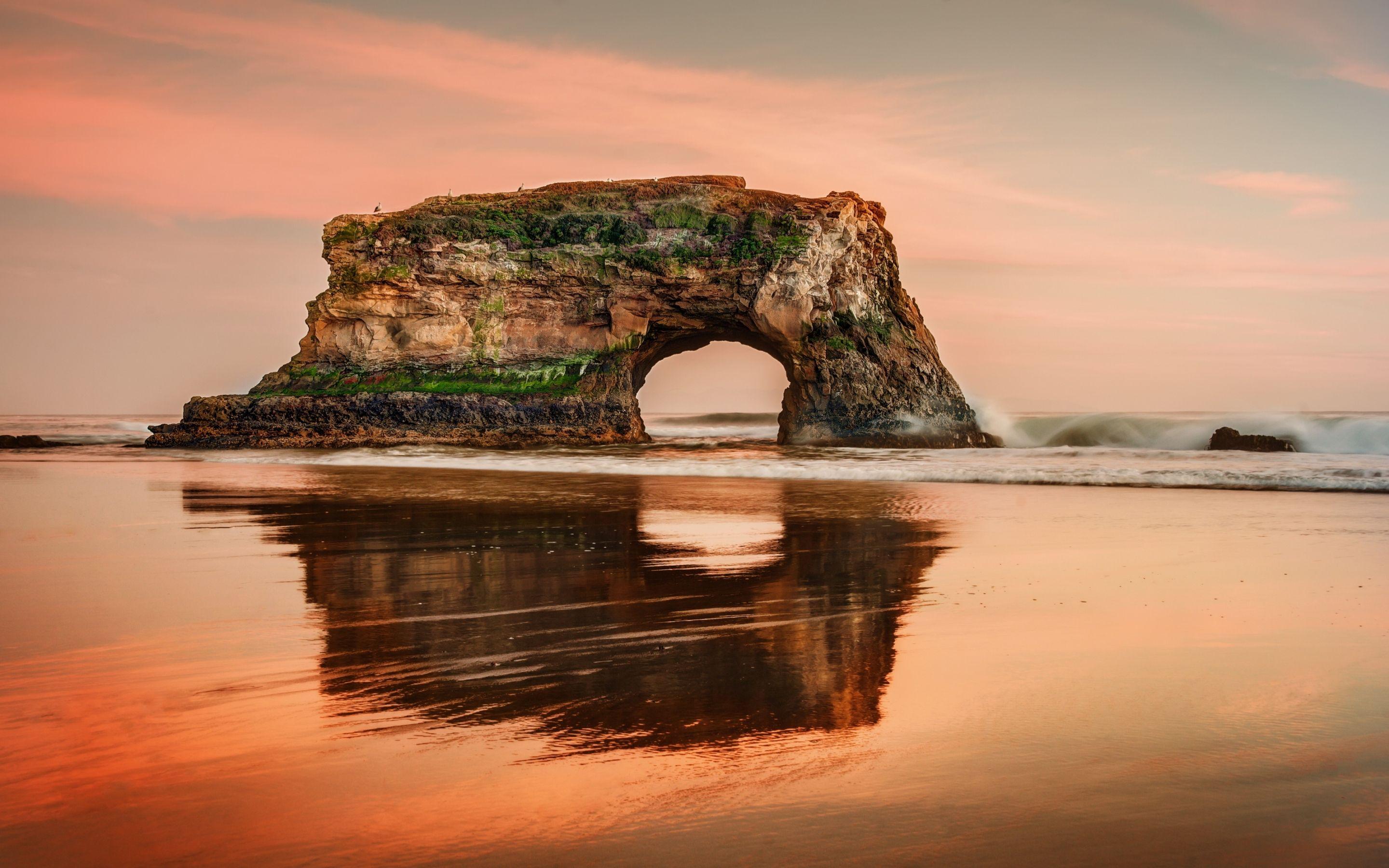 Arco roccioso su spiaggia al tramonto, 2880x1800 2K+, Desktop