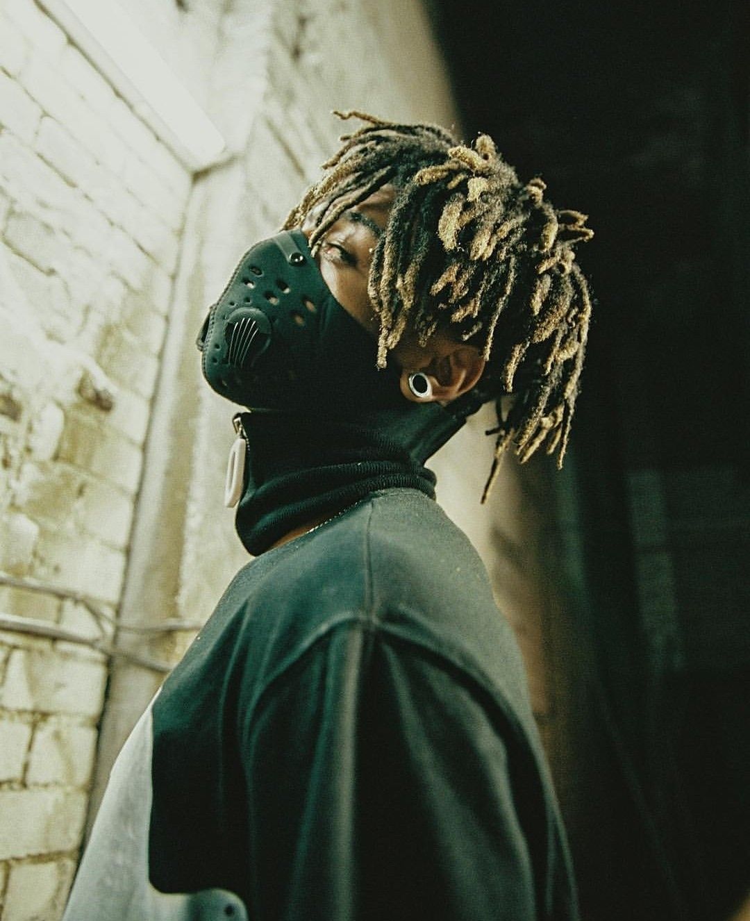 Uomo con maschera e dreadlocks, 1080x1326 Full HD Verticale, iPhone