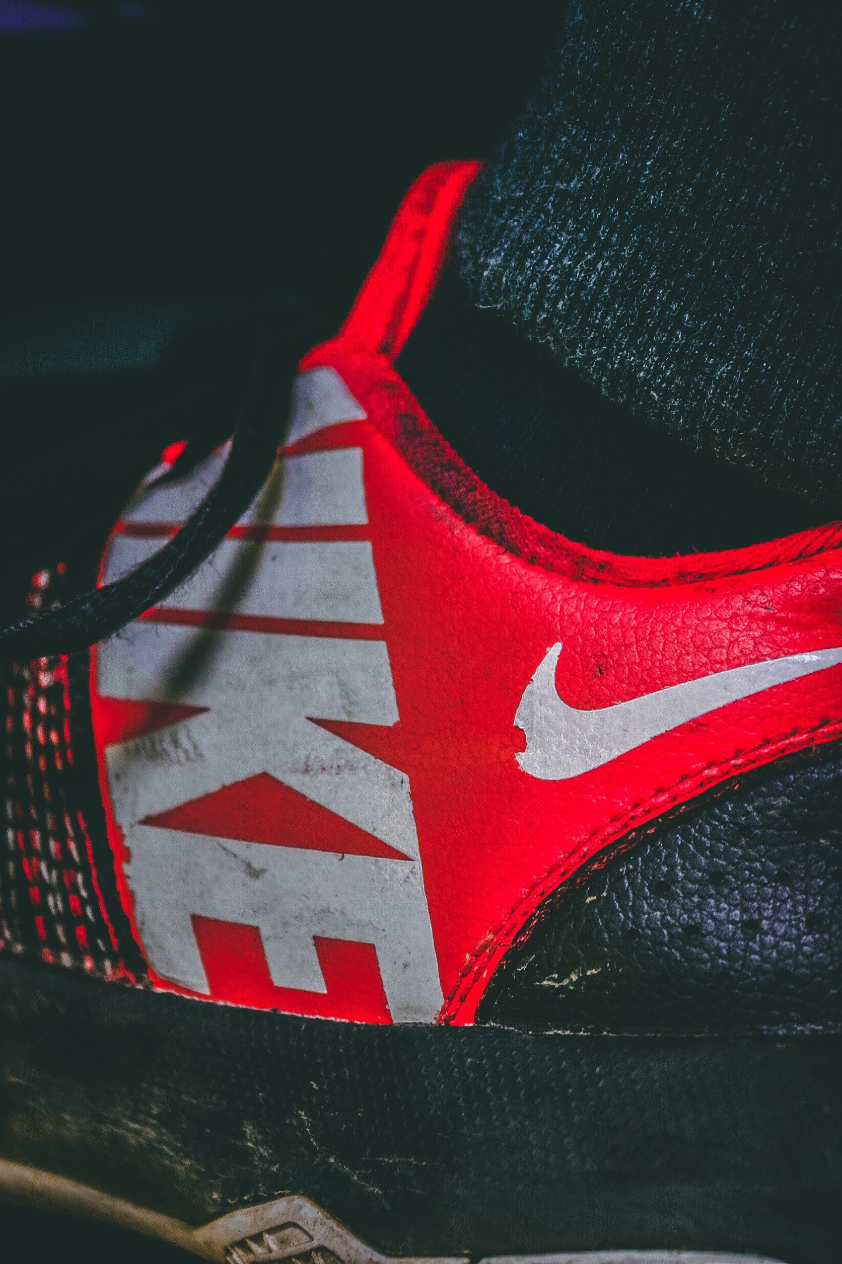 Scarpa da basket Nike rossa, 1696x2544 Verticale, Telefono