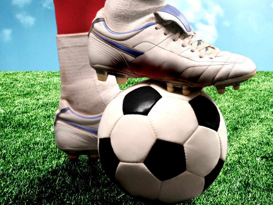 Scarpa da calcio bianca su pallone, 1152x864 HD, Desktop