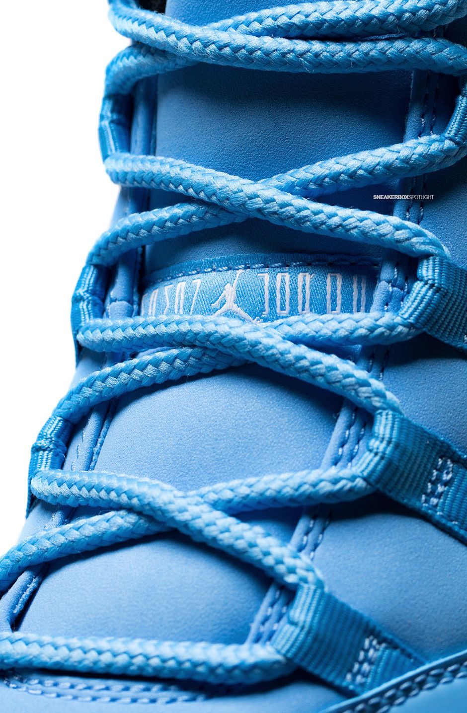 Scarpa Jordan blu ravvicinata, 940x1436 Verticale, iPhone Pro
