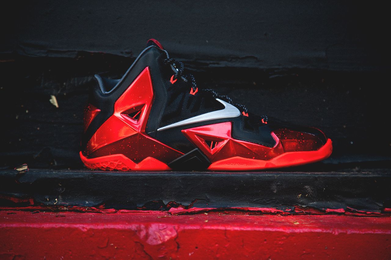 Scarpa Nike arancione con fiamme, 2560x1600 2K, MacBook Pro