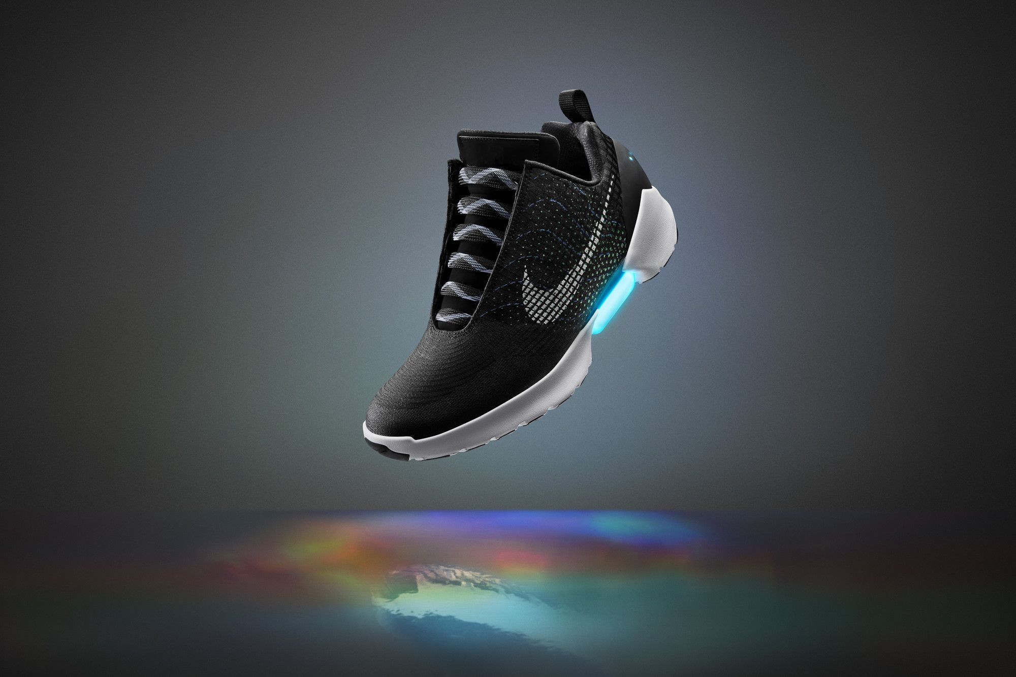 Scarpa Nike nera fluttuante, 2000x1333 2K, Desktop