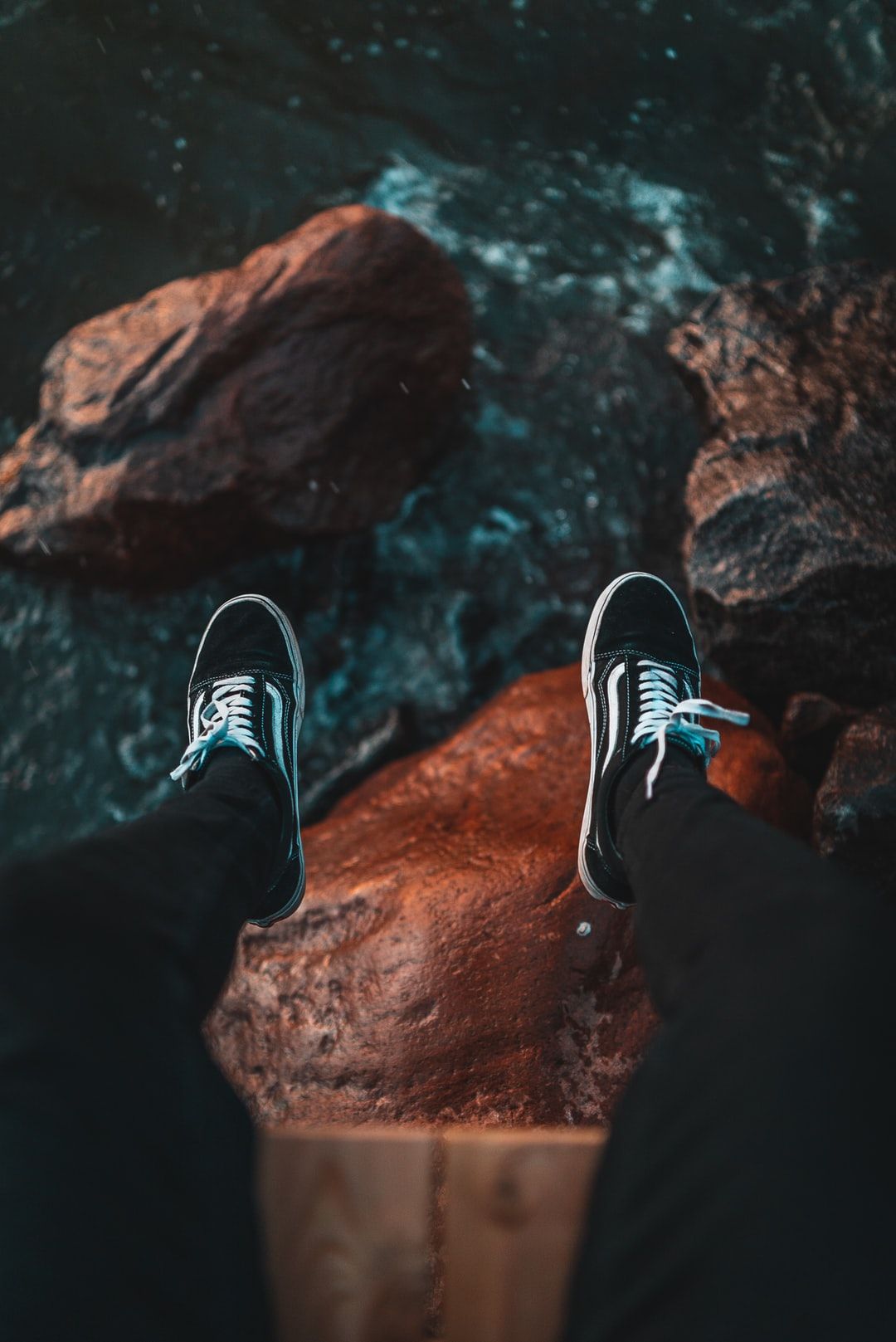 Scarpe Vans nere su roccia, scarpe skate, 1080x1617 Verticale, Telefono