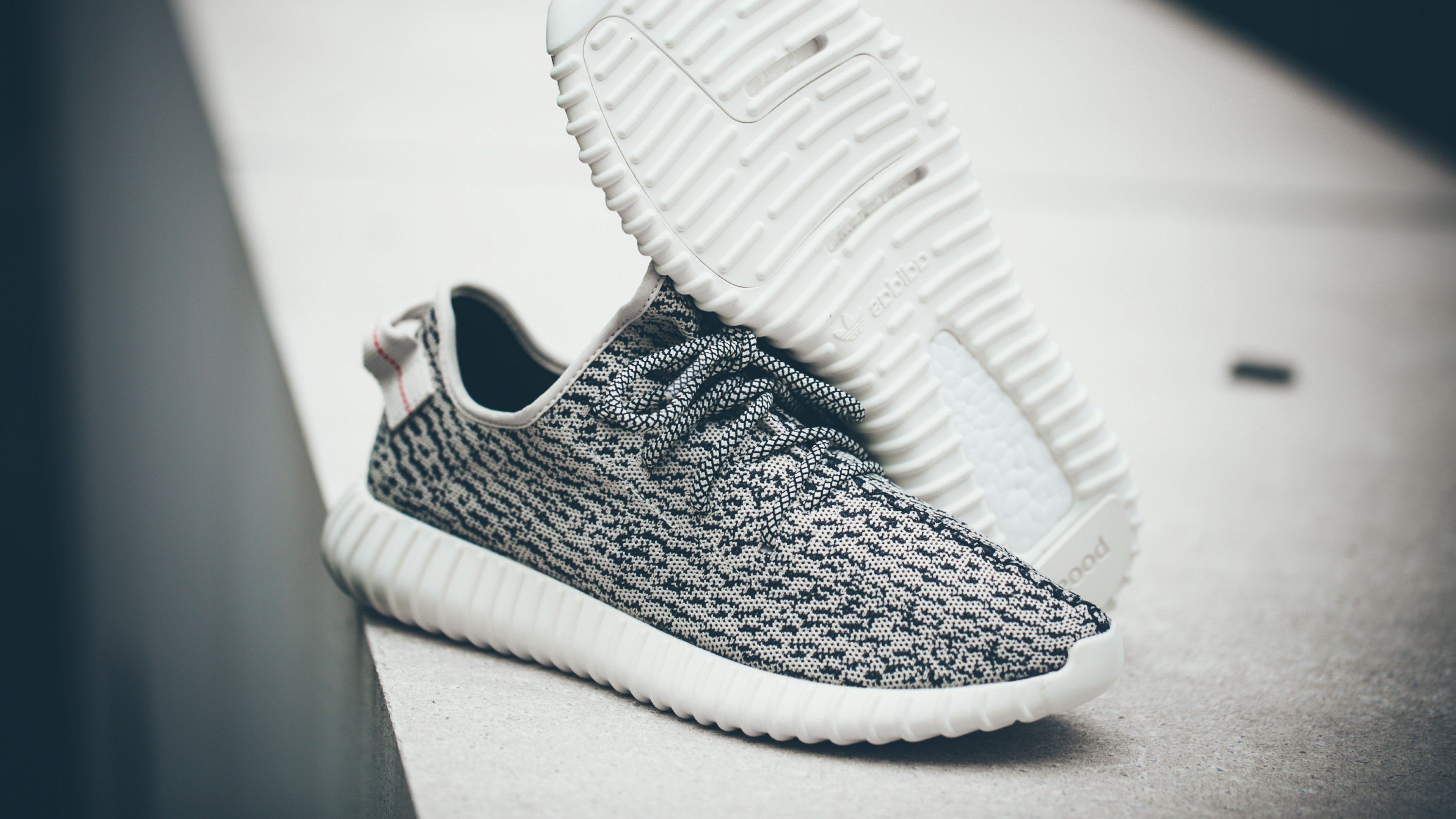 Scarpa Adidas Yeezy grigia, tre strisce, 3840x2160 UHD, PC 4K
