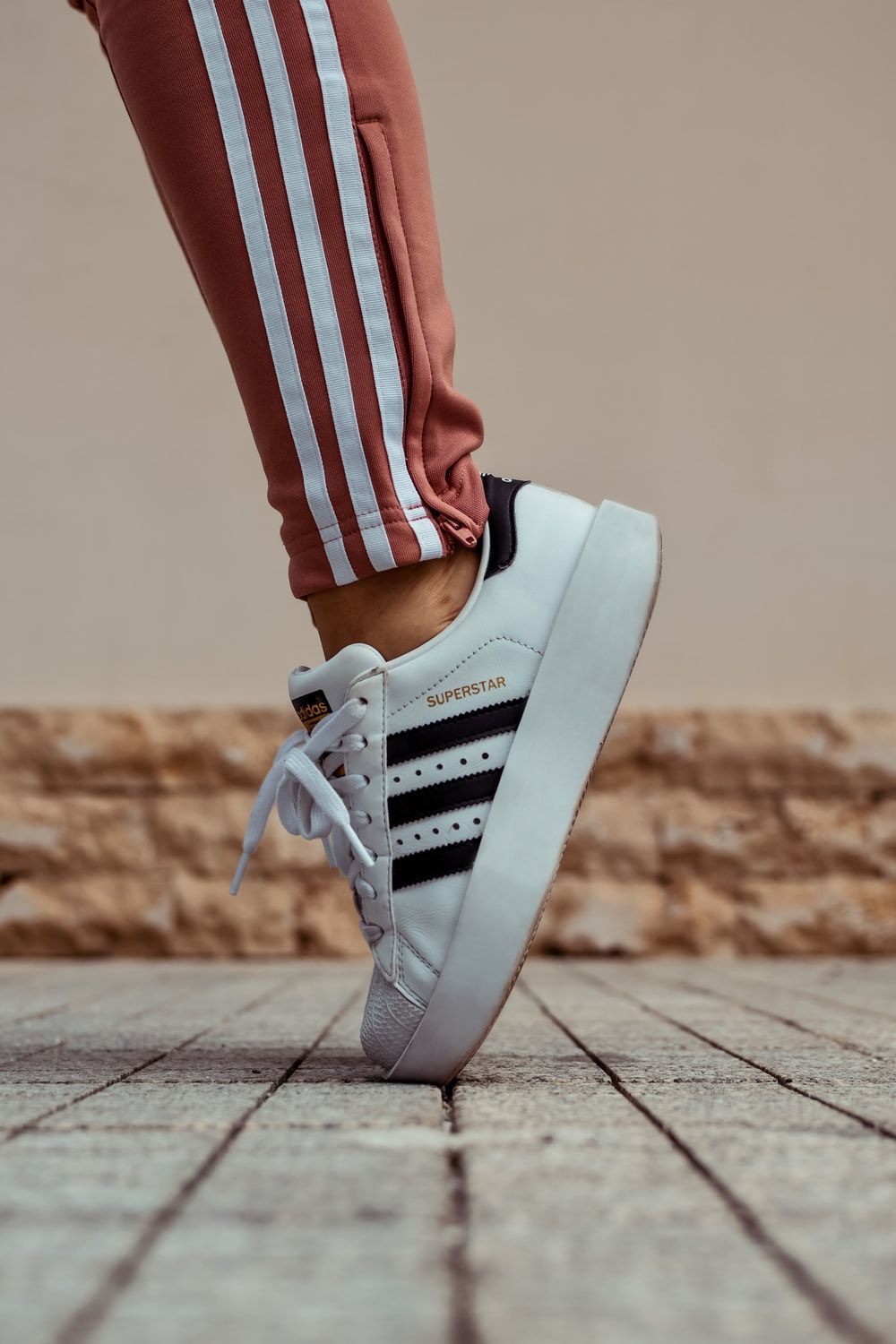 Scarpe Adidas Superstar bianche, tre strisce, 1000x1500 Verticale, Mobile
