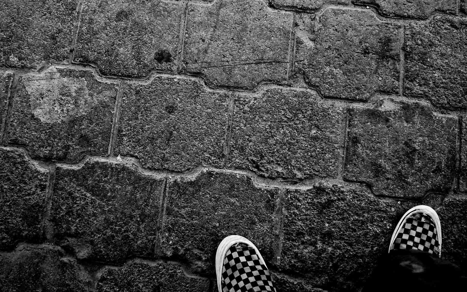 Scarpe a scacchi su ciottoli, 1920x1200 WUXGA, PC