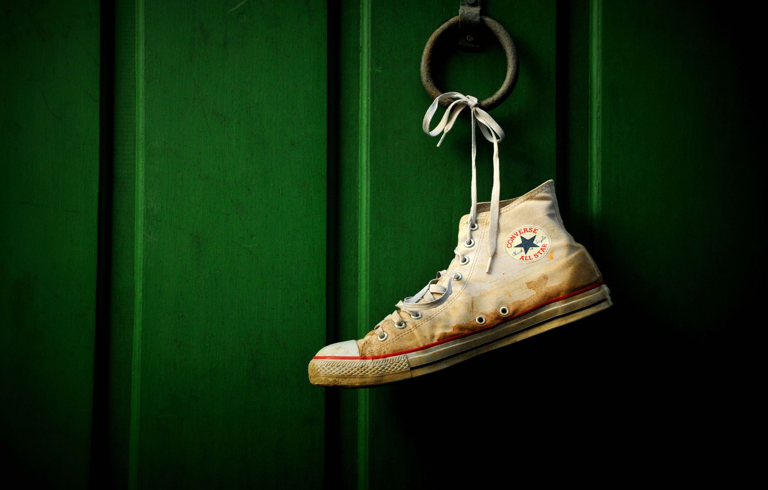 Scarpa Converse appesa, 2560x1632 2K, Monitor Gaming