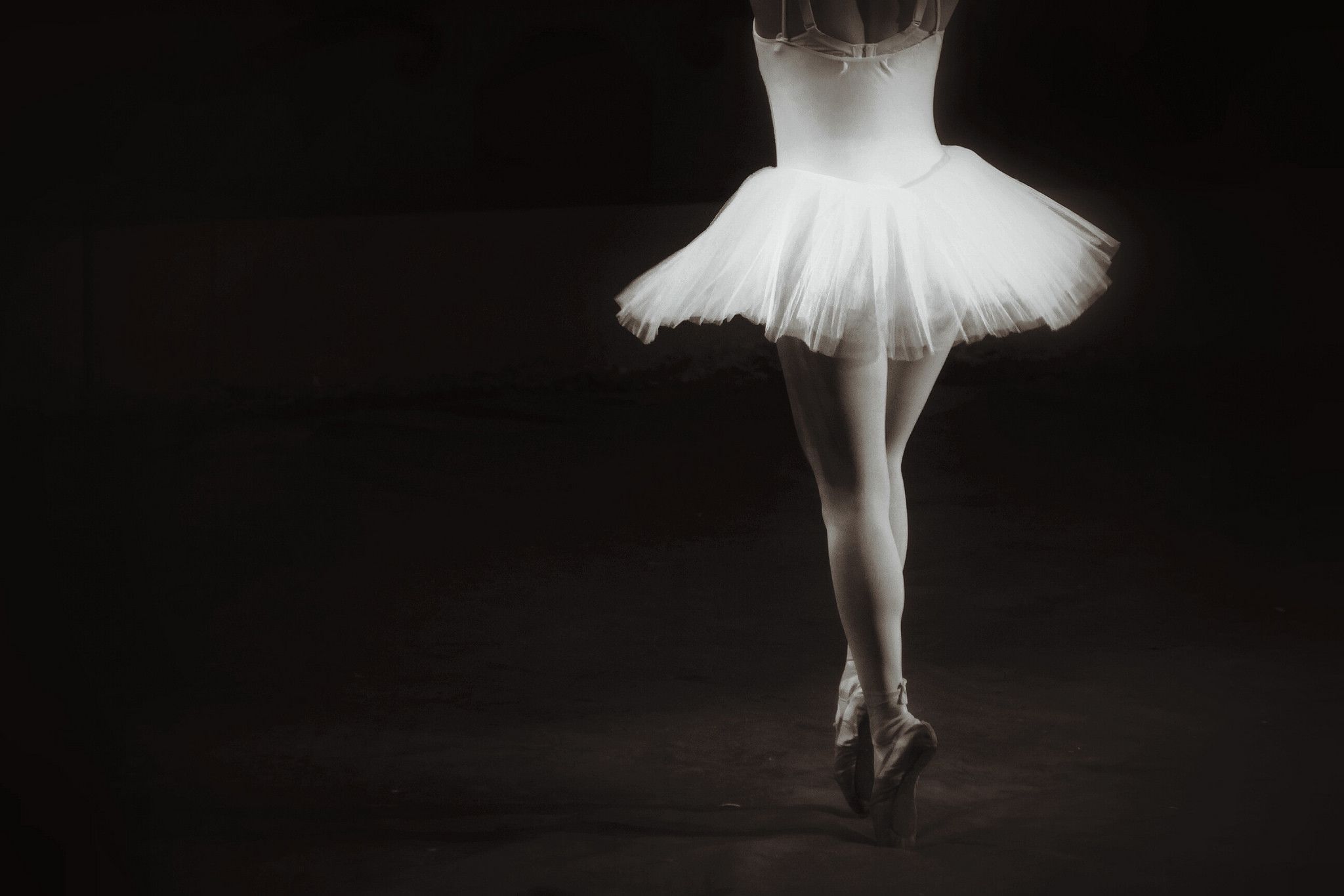 Ballerina prepara scarpette da punta, 1280x720 720p, Laptop