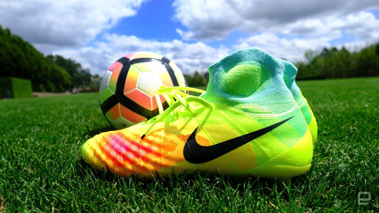 Scarpini Nike calcio colorati, abbigliamento sportivo, 1600x900 HD, Desktop
