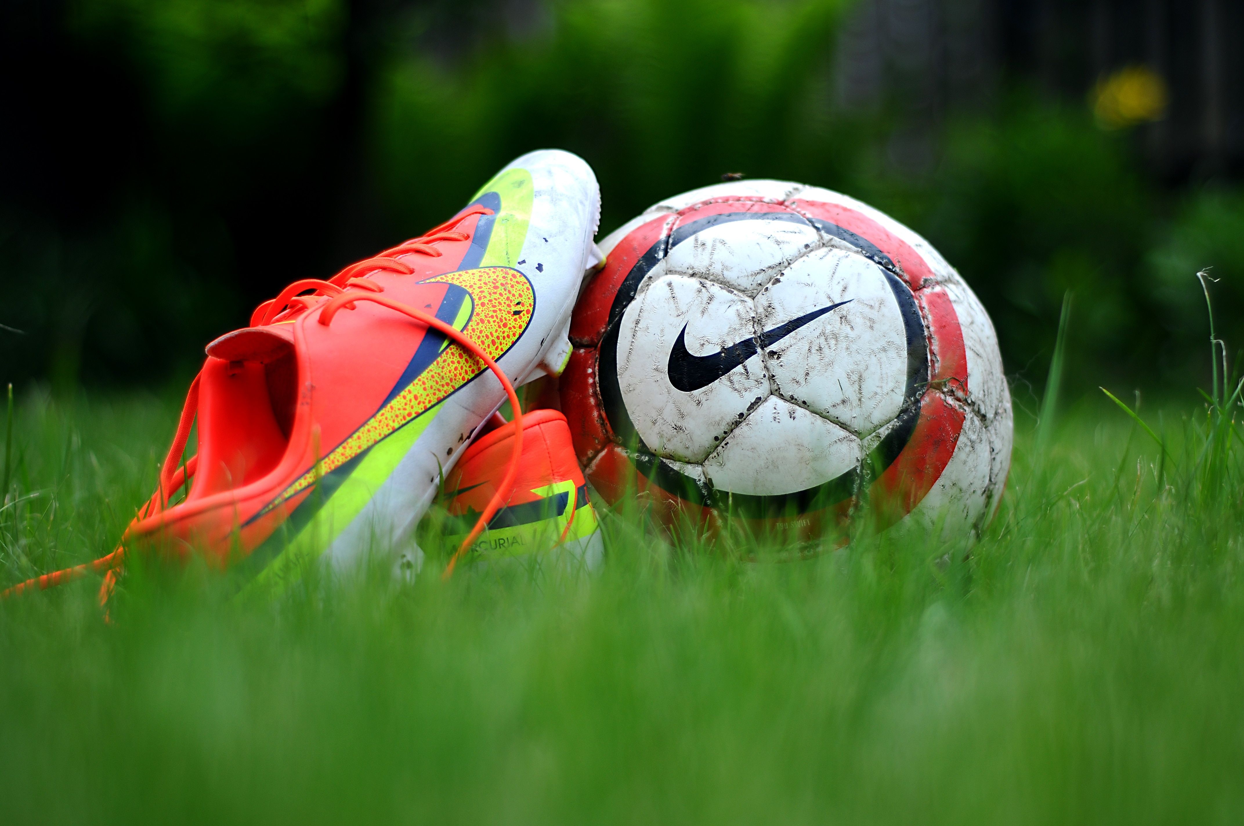 Scarpe da calcio Nike e pallone, 4288x2848 4K Ultra HD, Monitor 4K