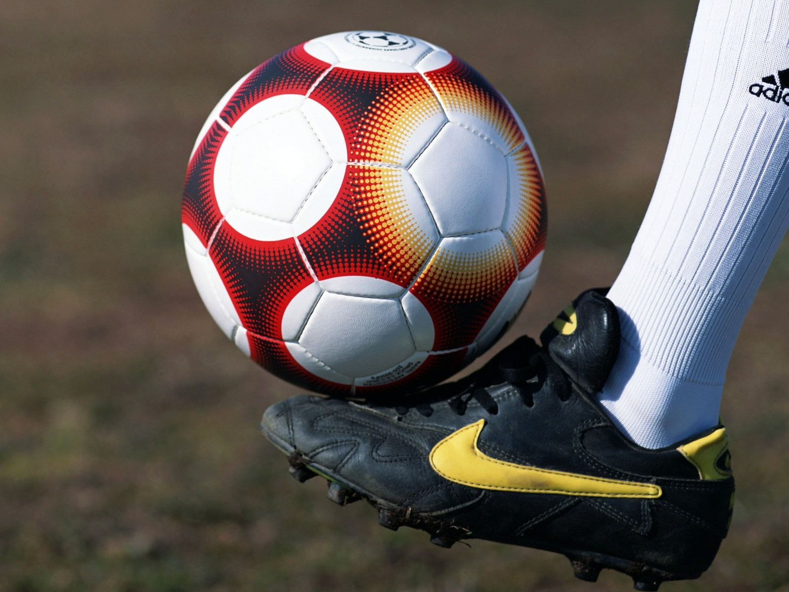 Scarpino Nike nero con pallone, swoosh, 1600x1200 HD, Desktop