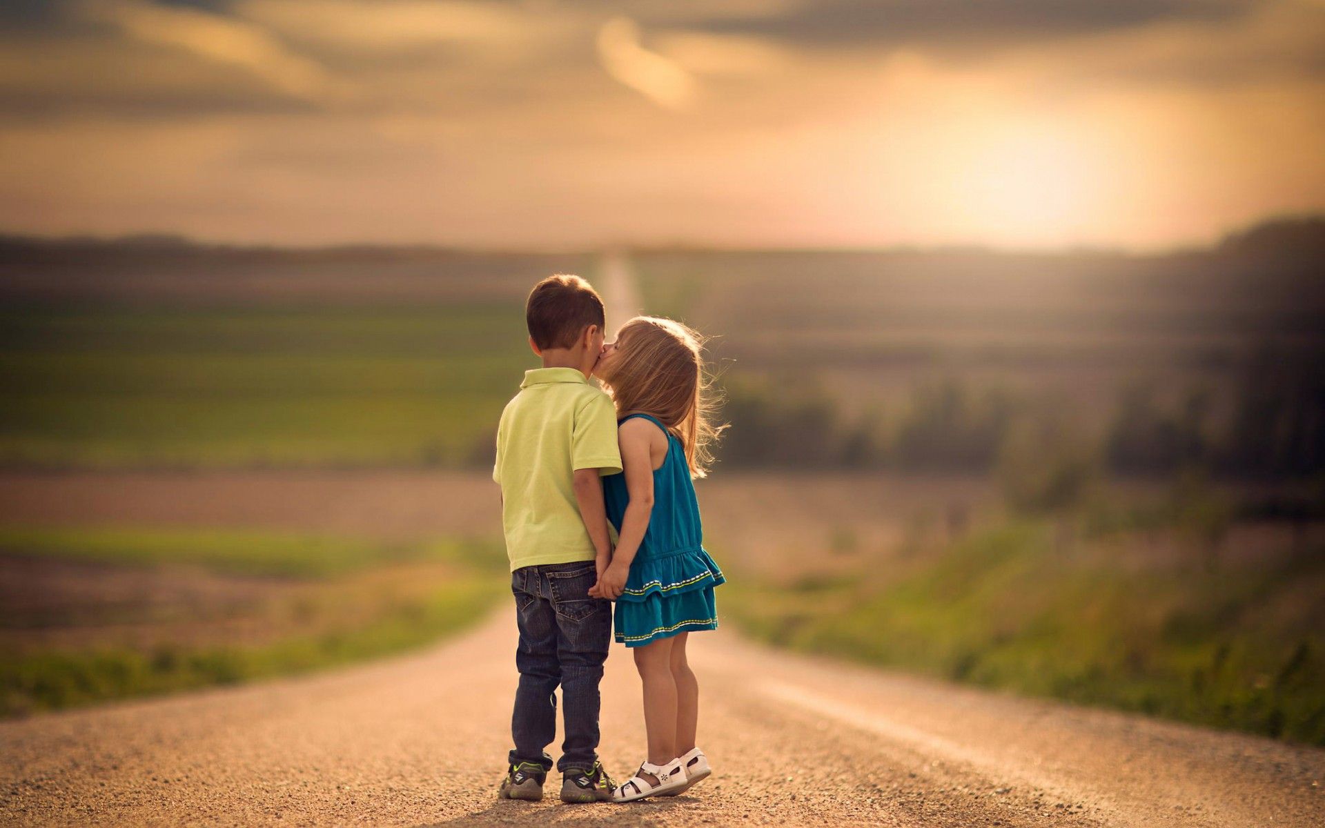 Bambini che si baciano strada, 1920x1200 Full HD+, Desktop