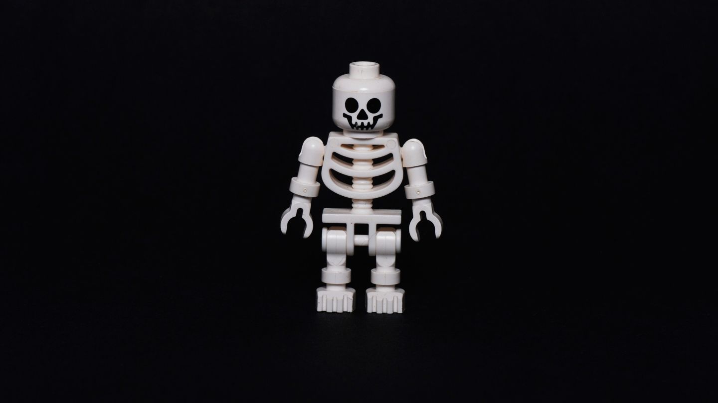 Scheletro LEGO su sfondo nero, costruzioni, 1440x809 720p, Laptop