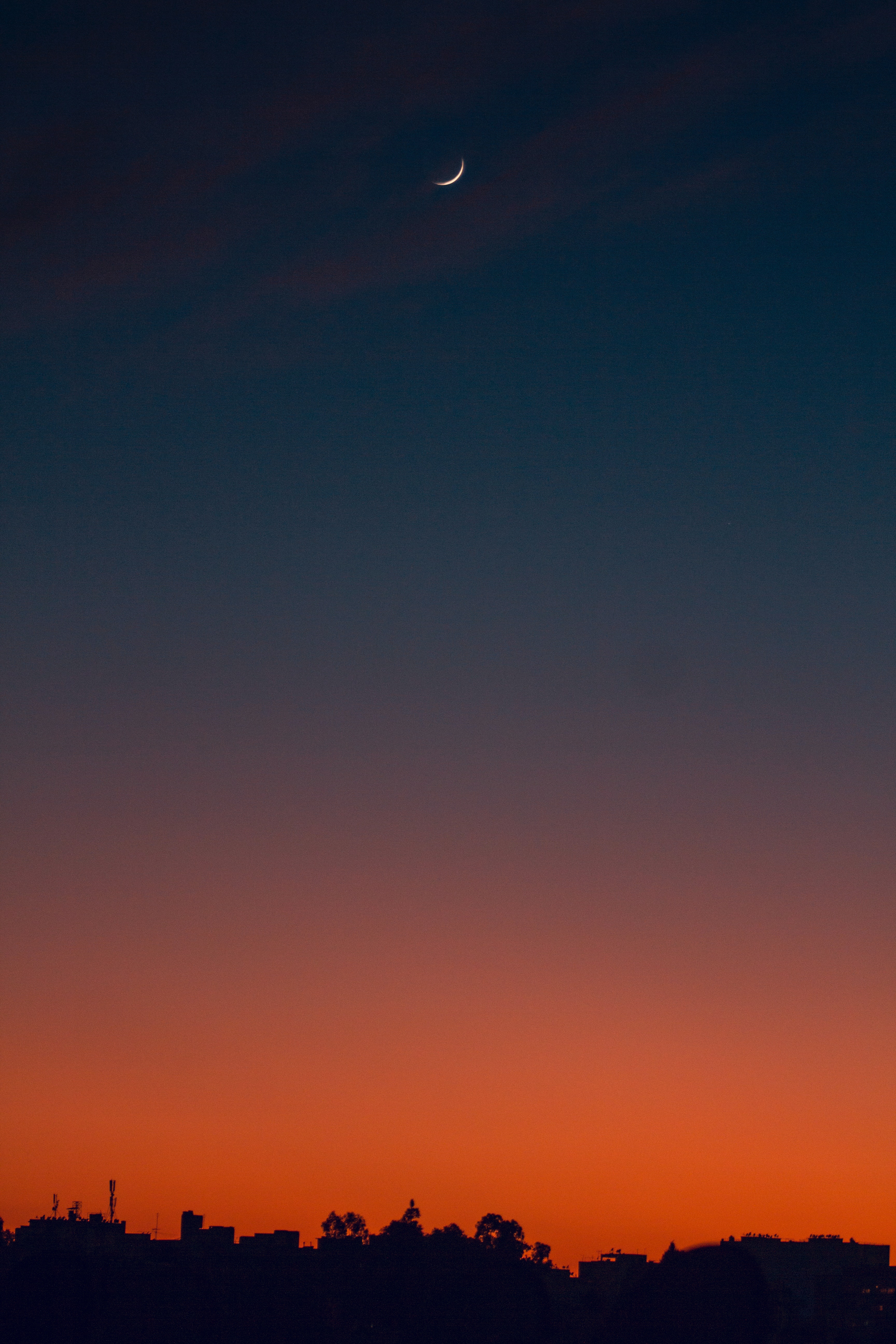 Luna crescente al tramonto, silhouette città, 3456x5184 Verticale, Mobile