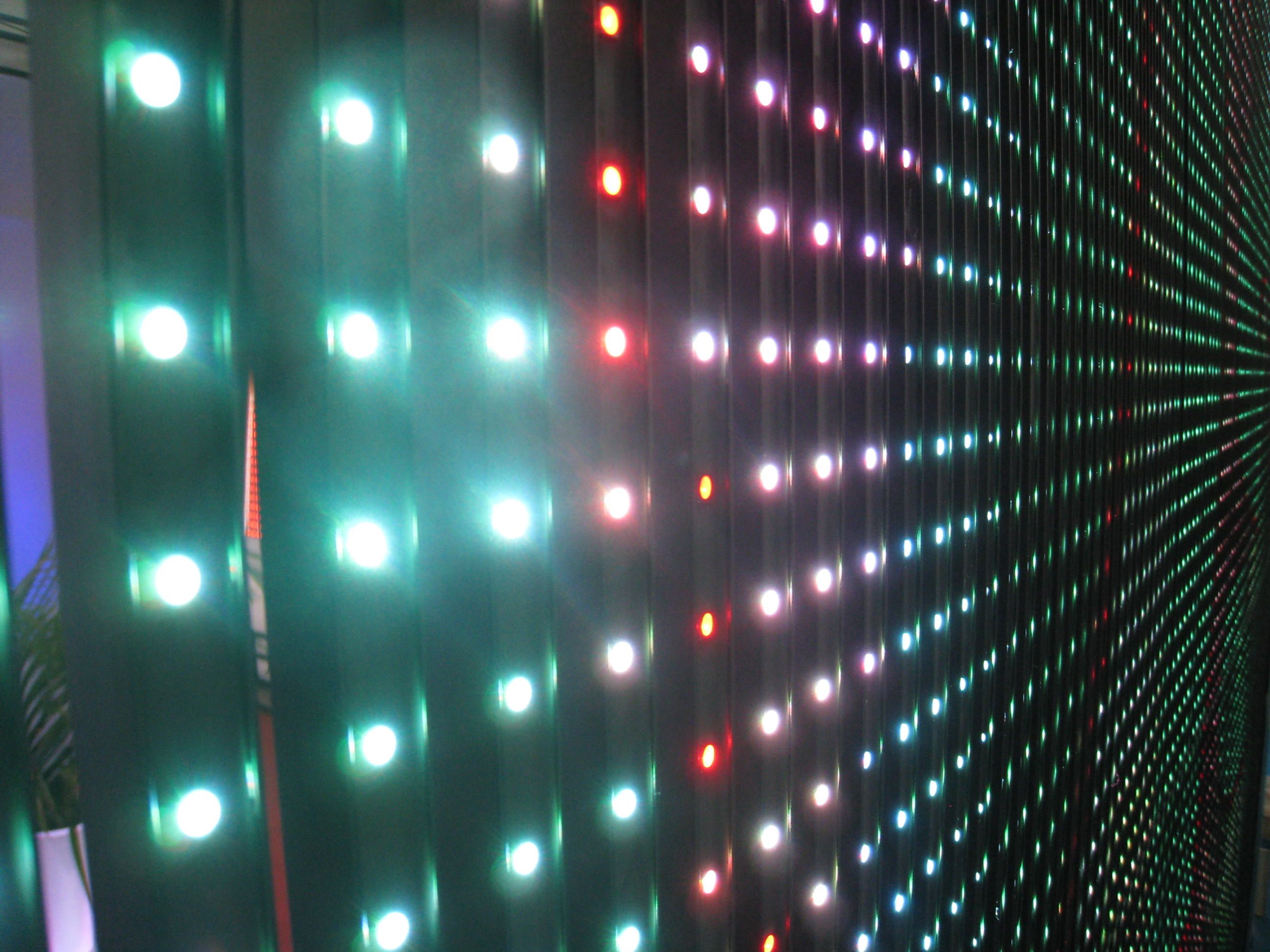 Griglia LED multicolore su nero, 1600x900 900p, Laptop