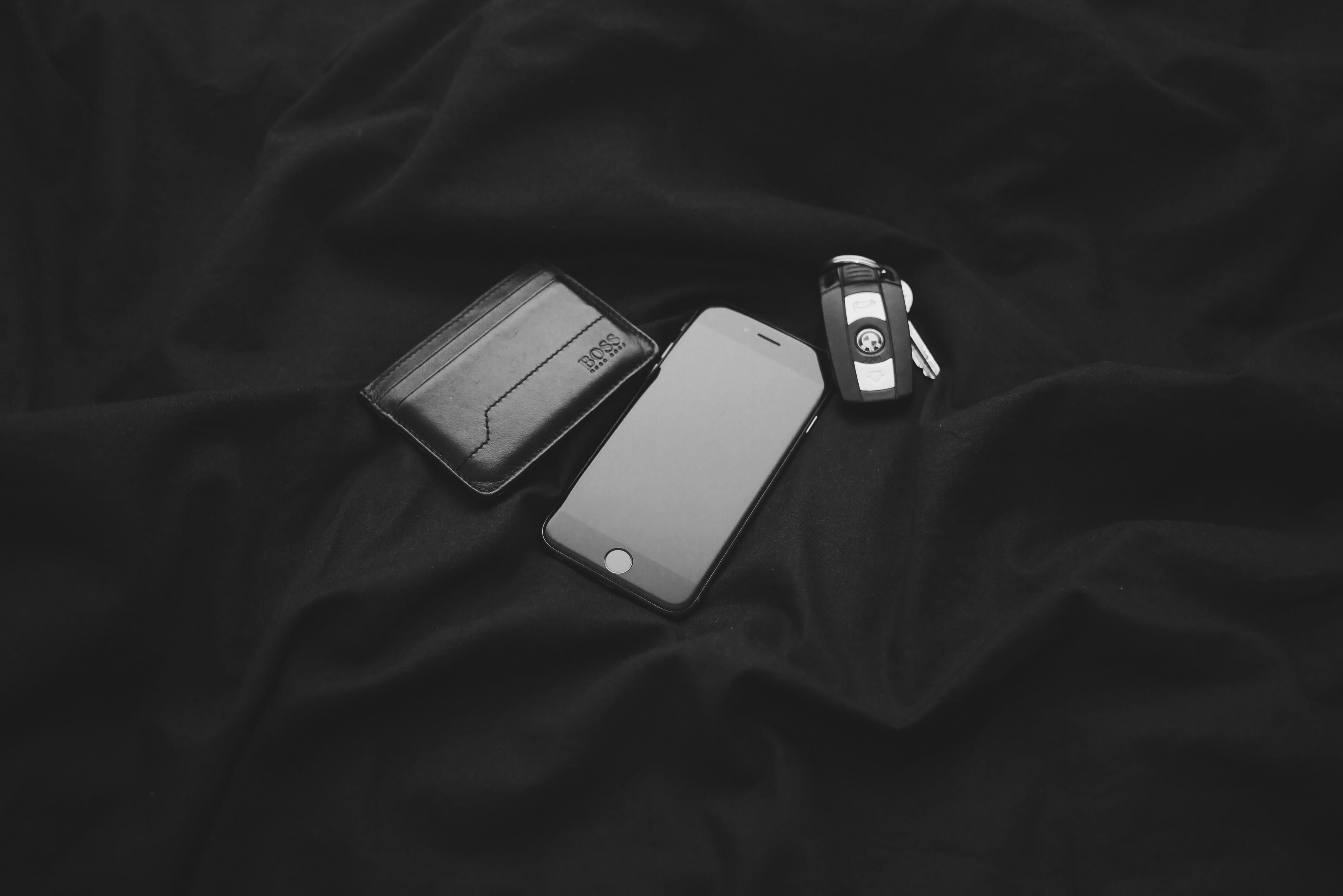 iPhone, portafoglio e chiavi neri, 4592x3064 4K Ultra HD, Monitor 4K
