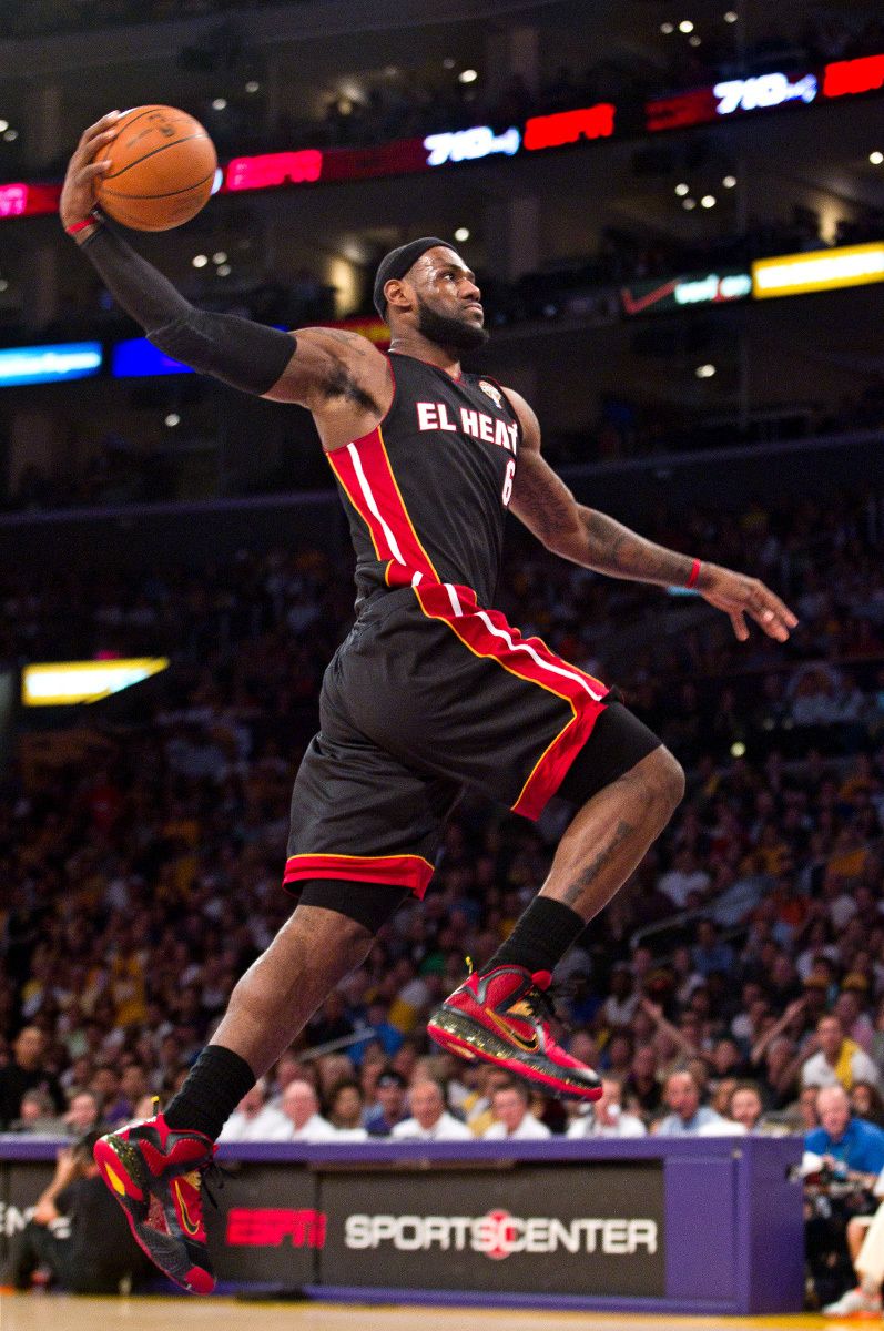 LeBron James schiacciata Miami Heat, Los Angeles Lakers, 797x1200 Full HD Verticale, Smartphone