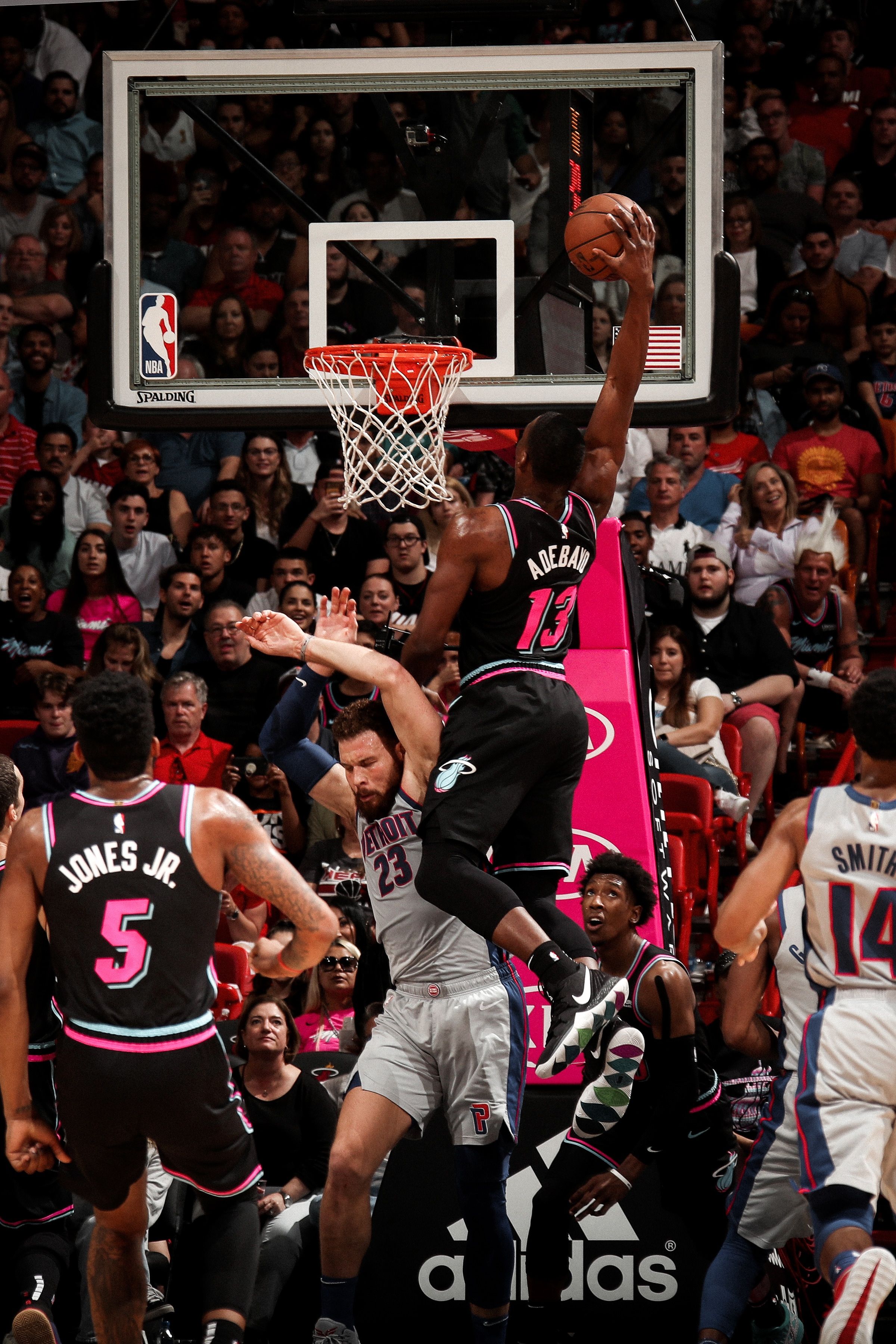 LeBron James schiacciata Lakers, 1200x1800 Verticale, Telefono