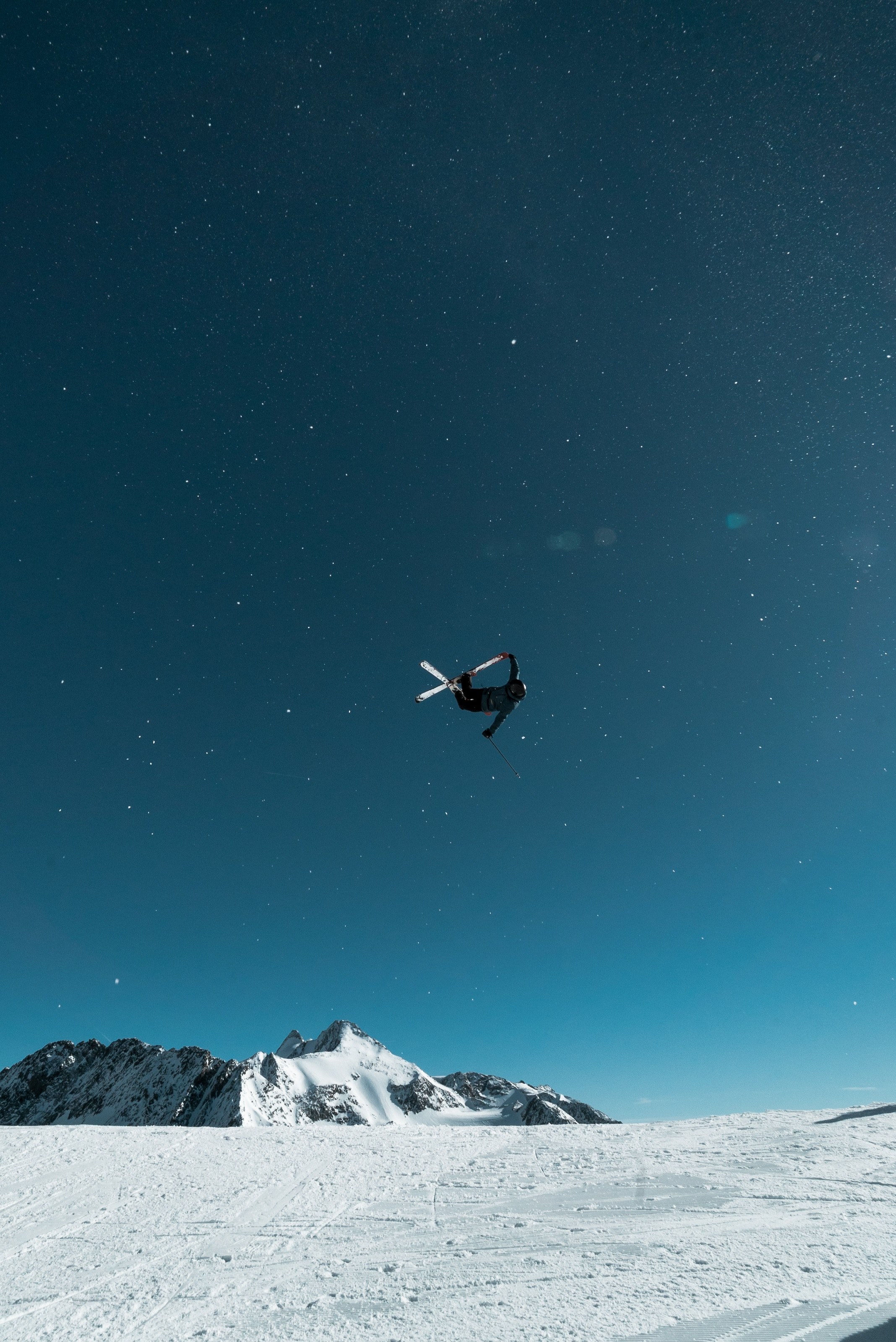 Sciatore in salto montagna innevata, 2136x3198 Full HD Verticale, Smartphone