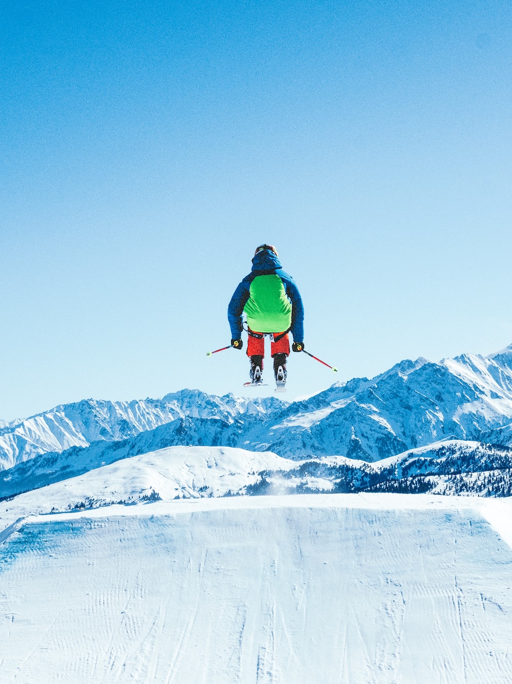 Sciatore in salto tra montagne innevate, 1000x1335 Full HD Verticale, Smartphone