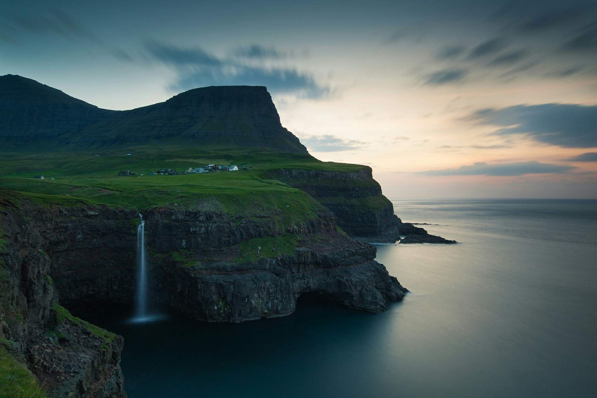 Scogliera con cascata, Fær Øer, 2000x1333 2K, iMac