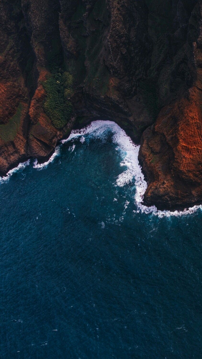 Onde su scogliera rocciosa, 844x1500 Full HD Verticale, iPhone