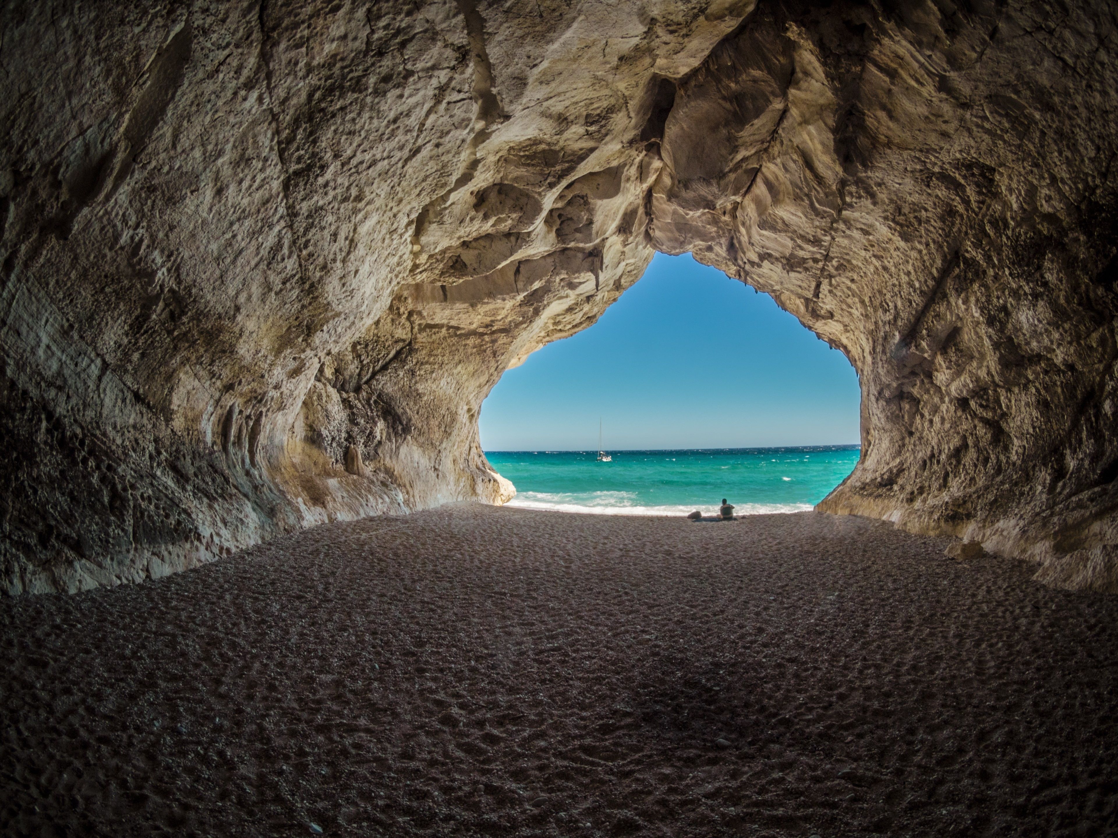 Grotta rocciosa vista sul mare, 3840x2880 Ultra HD, 4K TV
