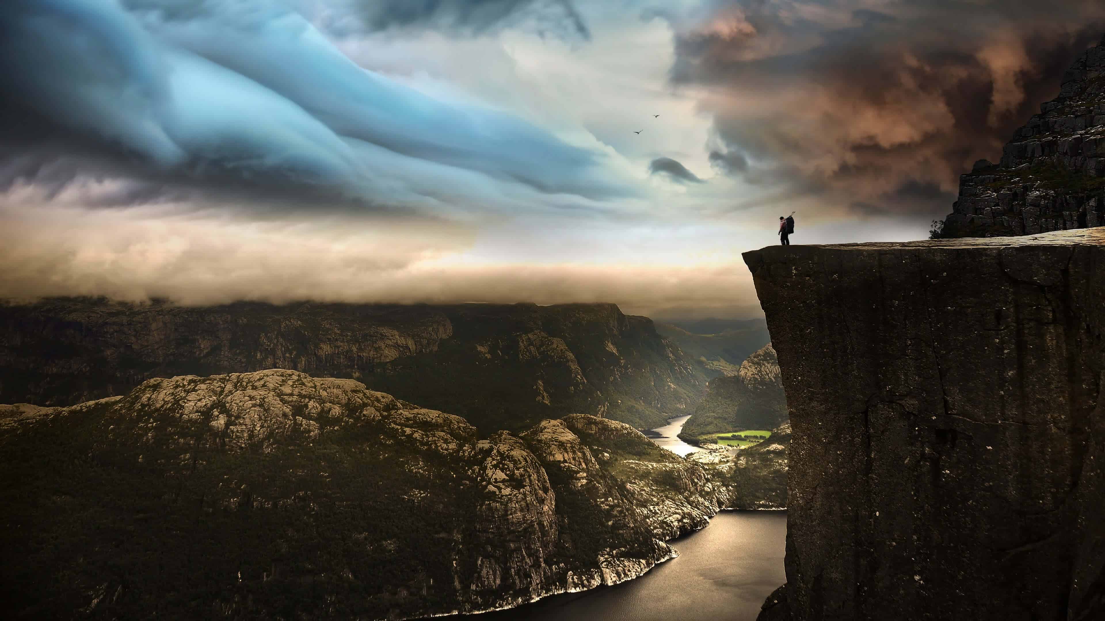 Scogliera Preikestolen con figura solitaria, 3840x2160 4K, Desktop 4K