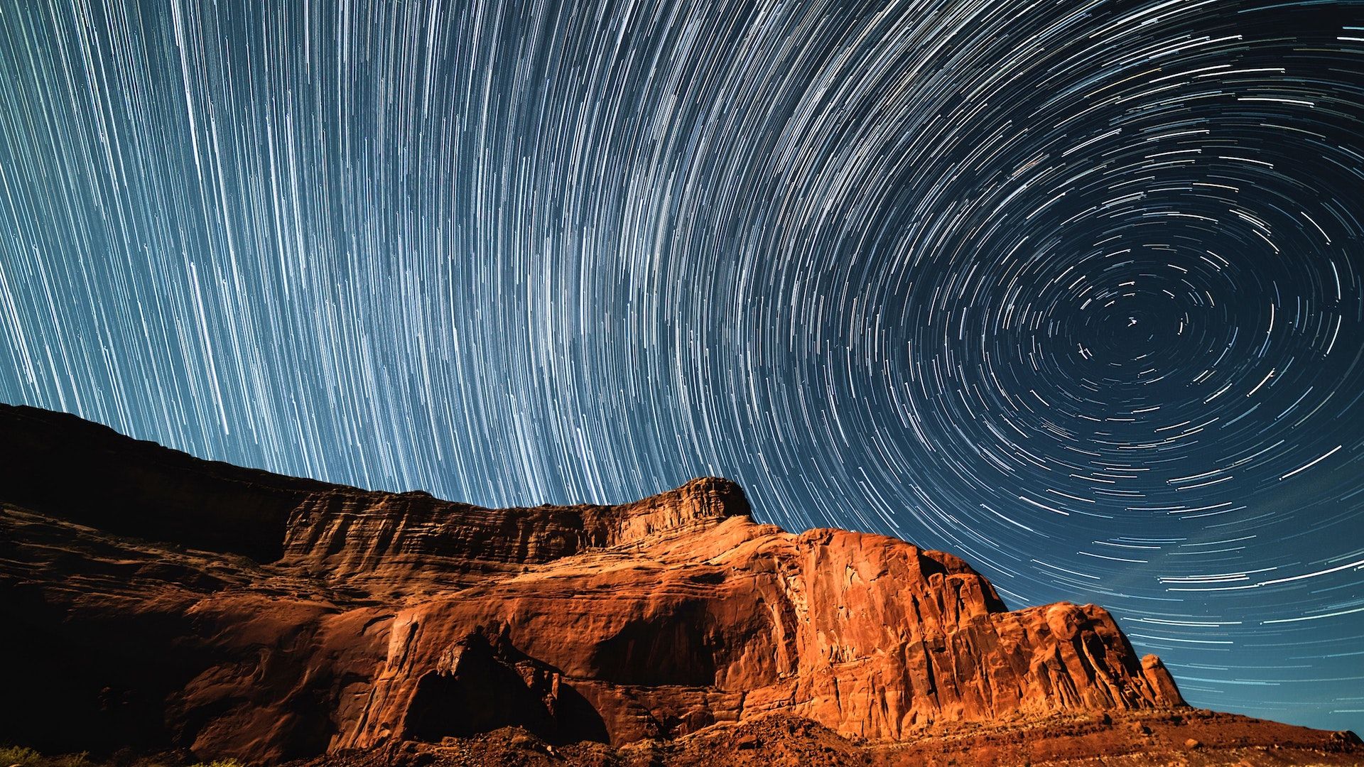 Scogliera rocciosa con scie stellari, 1920x1080 Full HD, Laptop