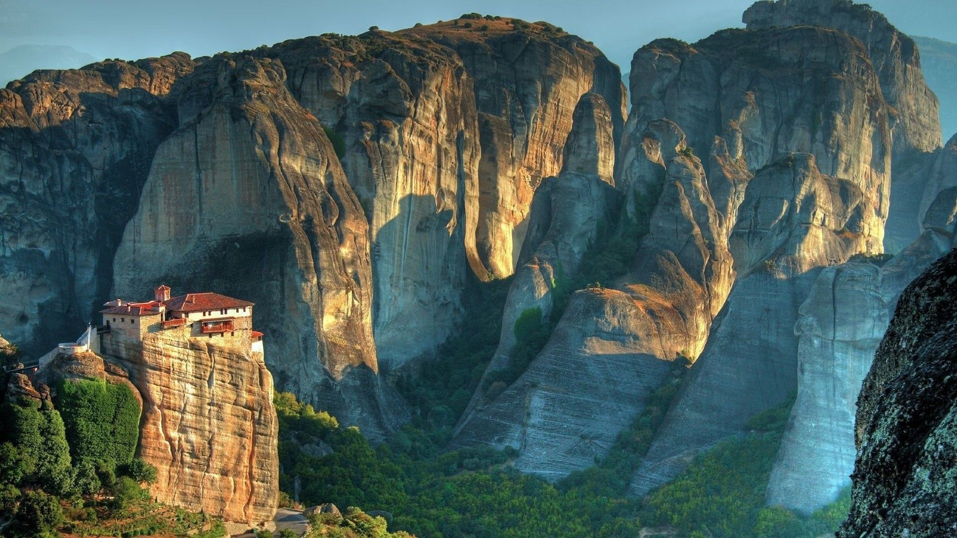 Scogliera rocciosa su fiume verde, 1920x1080 Full HD 1080p, PC Desktop