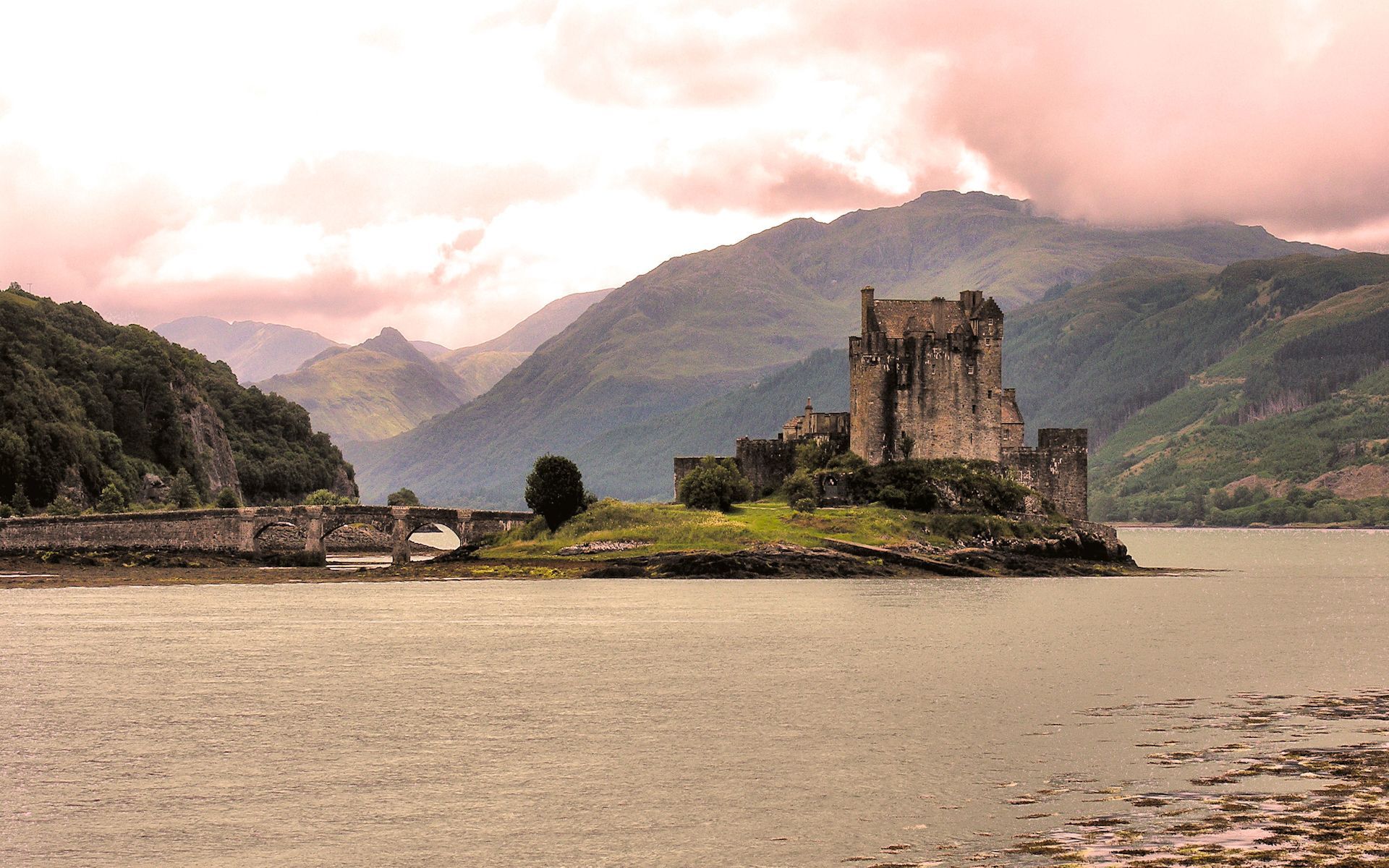 Castello scozzese su lago, 1920x1200 WUXGA, Desktop