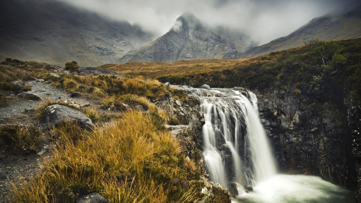 Cascata montagne scozzesi nebbiose, 1366x768 HD, PC Desktop