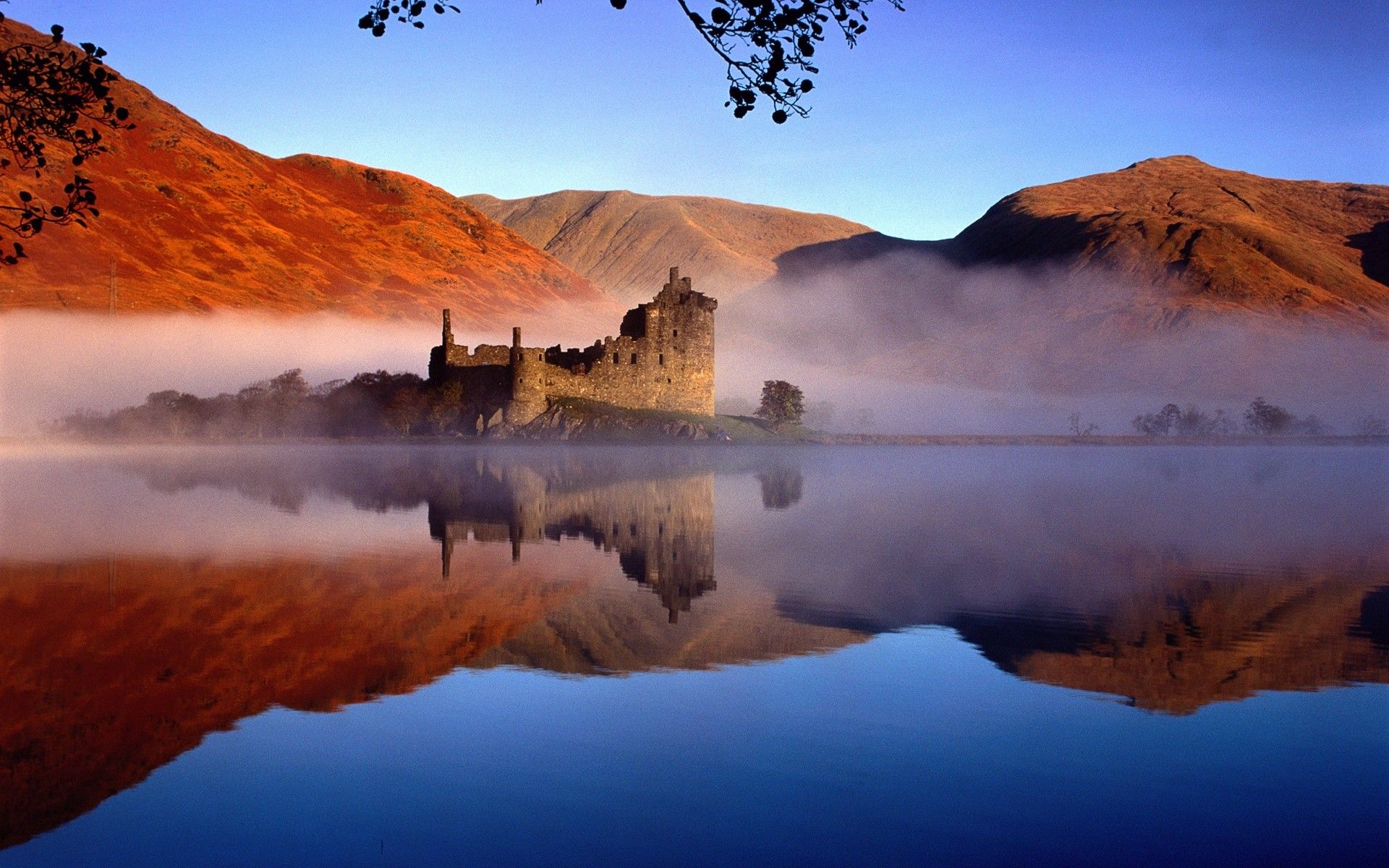 Castello scozzese su lago nebbioso, 1920x1200 Full HD+, PC Desktop