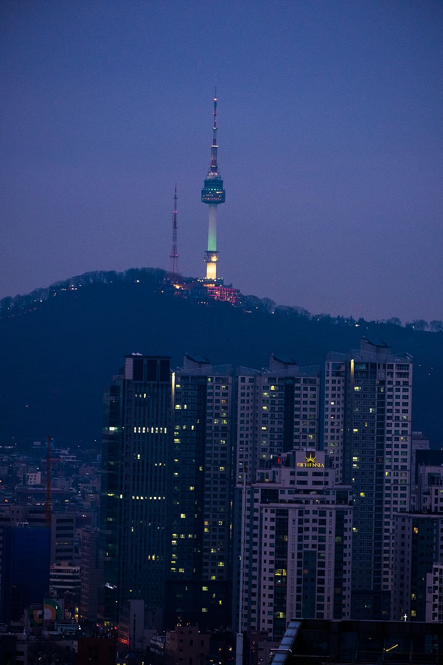 Namsan Seoul Tower notturna, 910x1365 Verticale, iPhone Air
